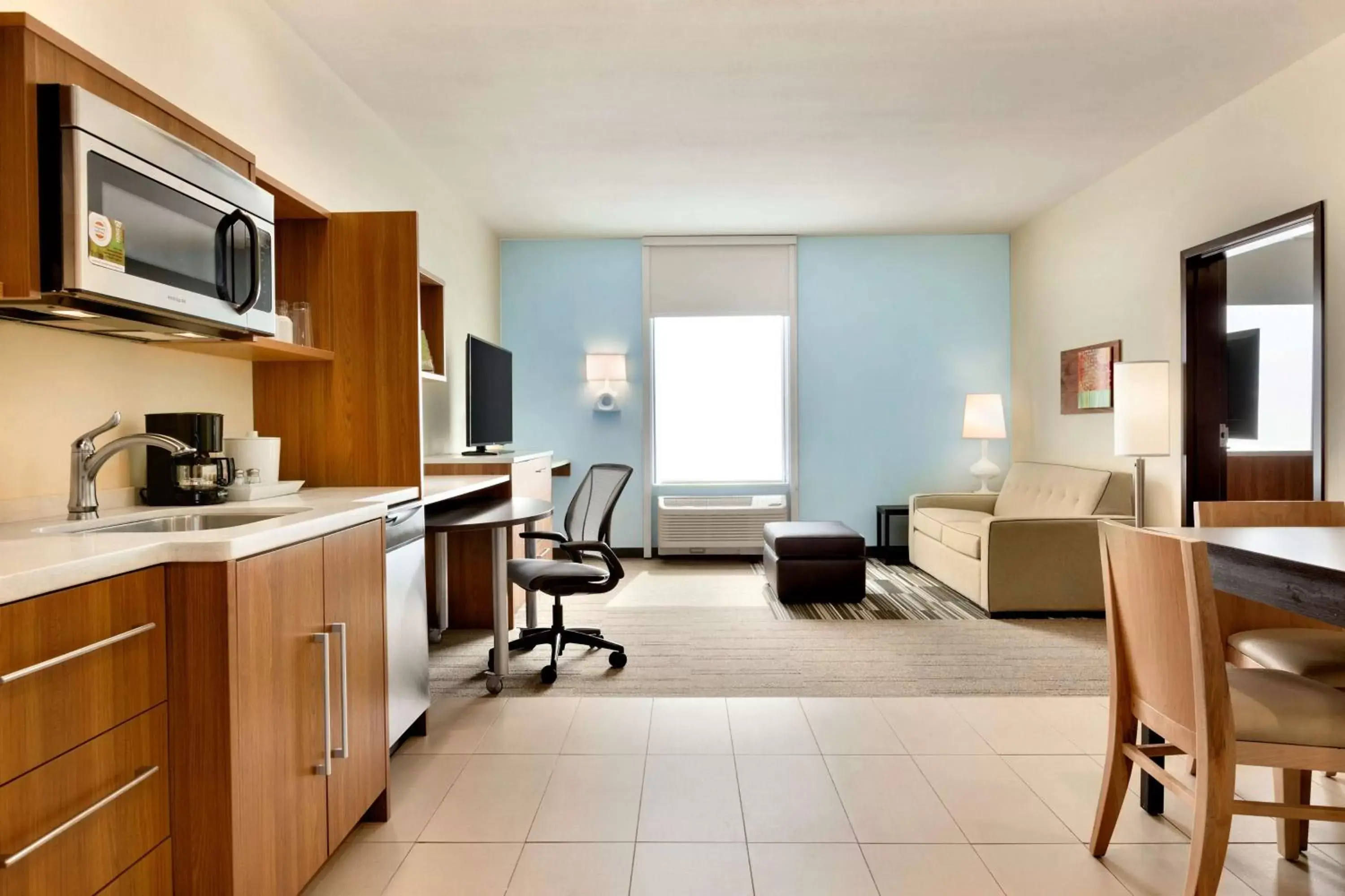 Living room, Kitchen/Kitchenette in Home2 Suites by Hilton Edmond