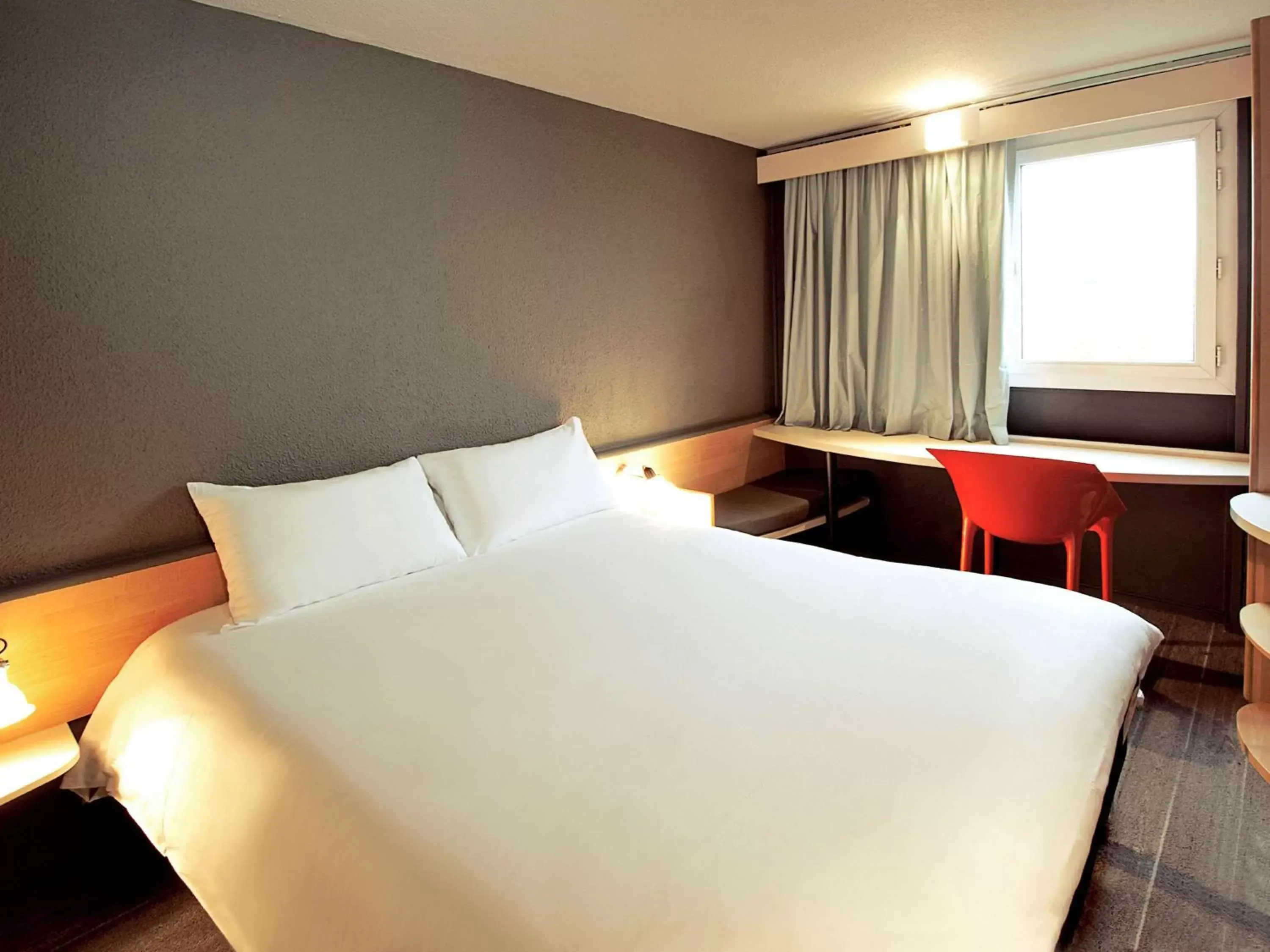 Photo of the whole room, Bed in ibis Hamburg Alsterring