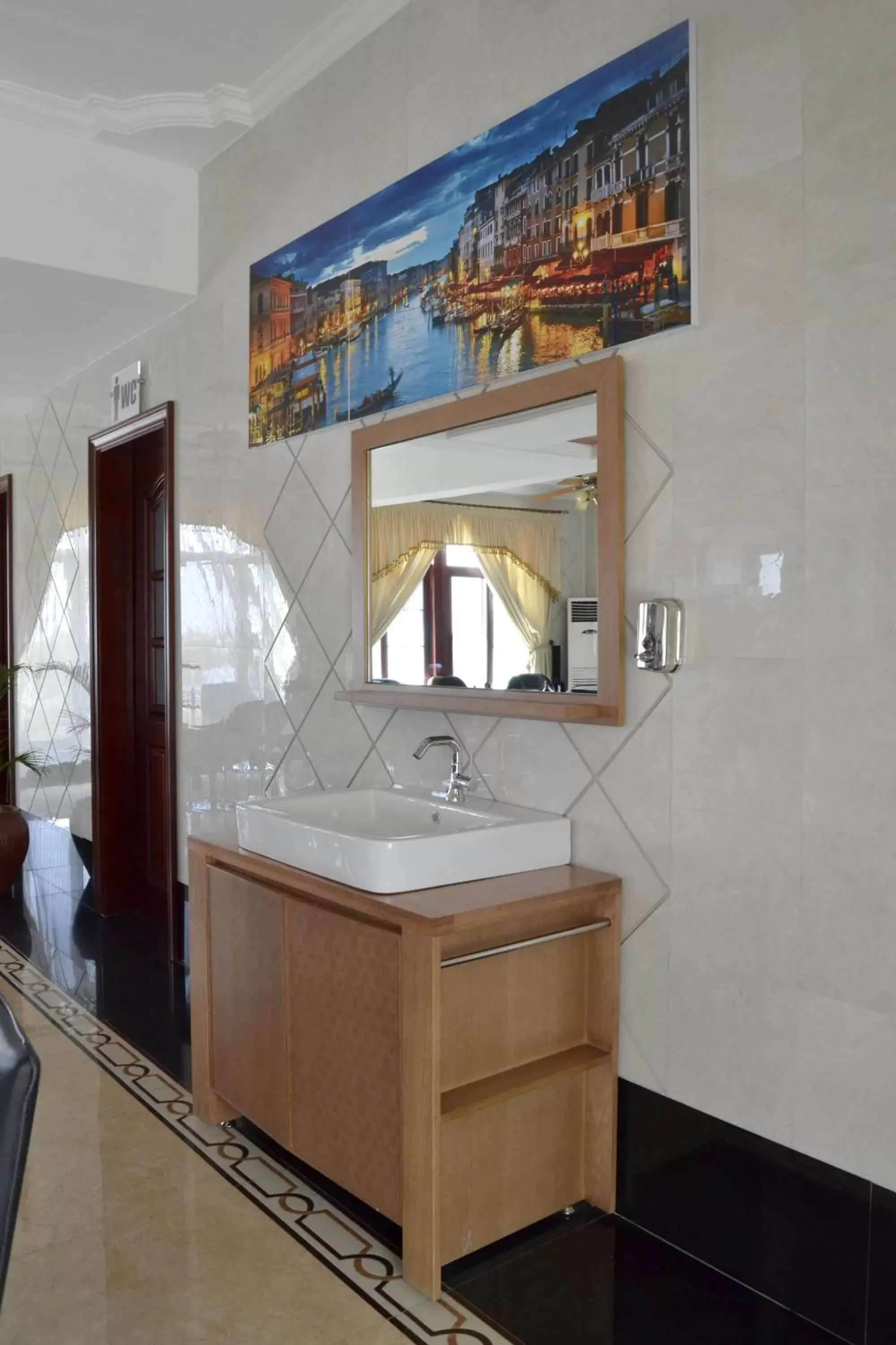 Bathroom in Lantana Hotel