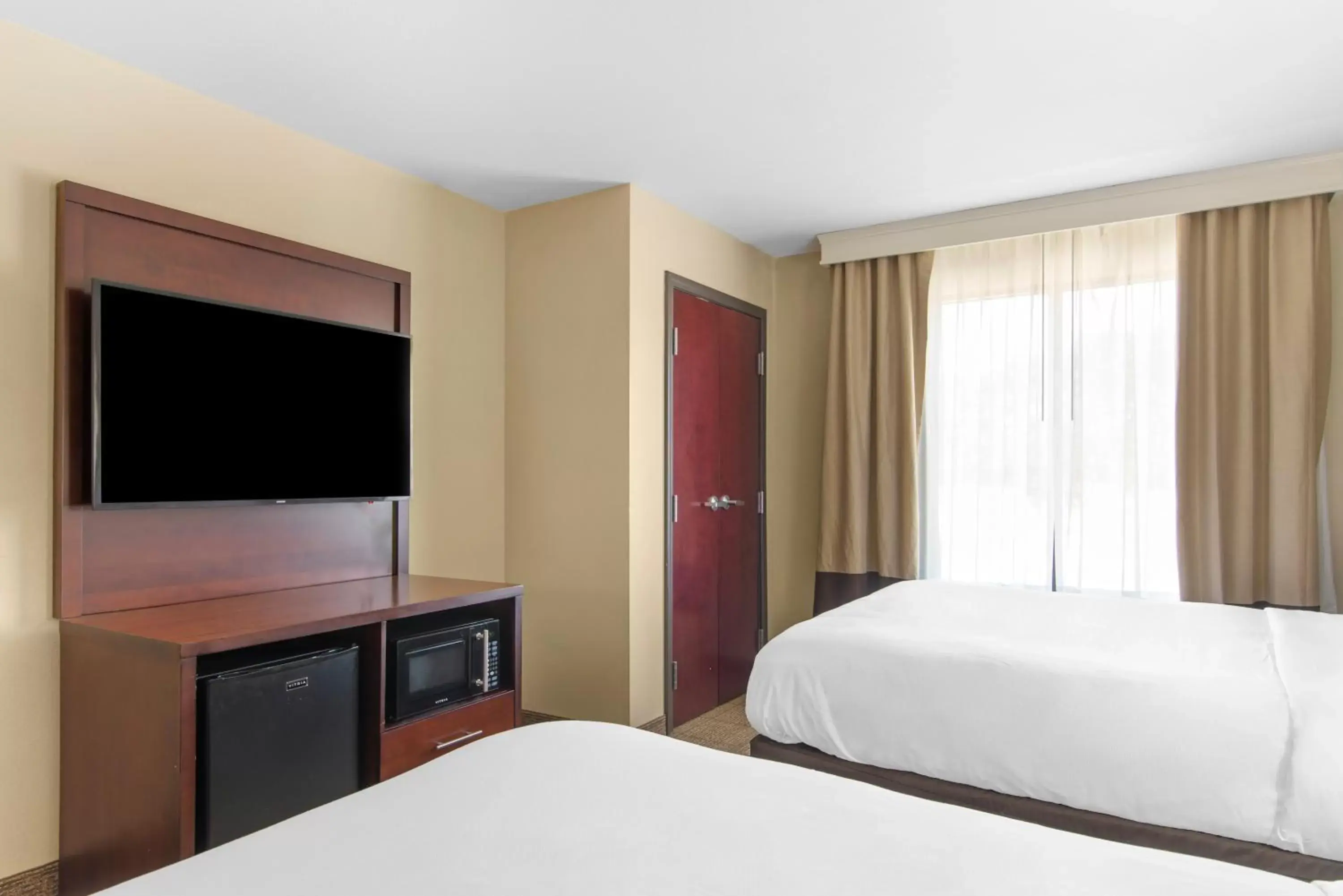 Bedroom, TV/Entertainment Center in Comfort Suites Locust Grove Atlanta South