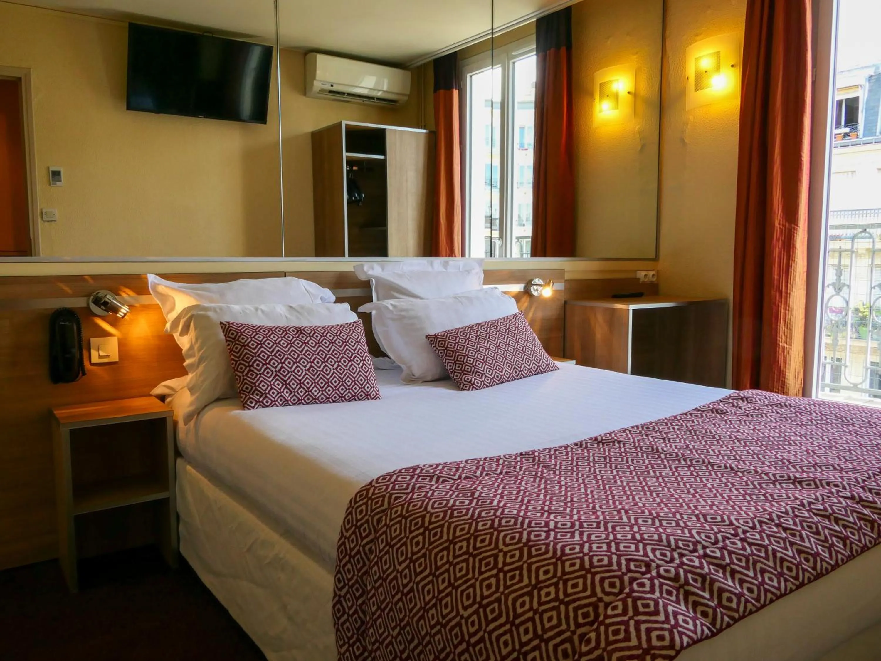 Bedroom, Bed in Hôtel de France Quartier Latin