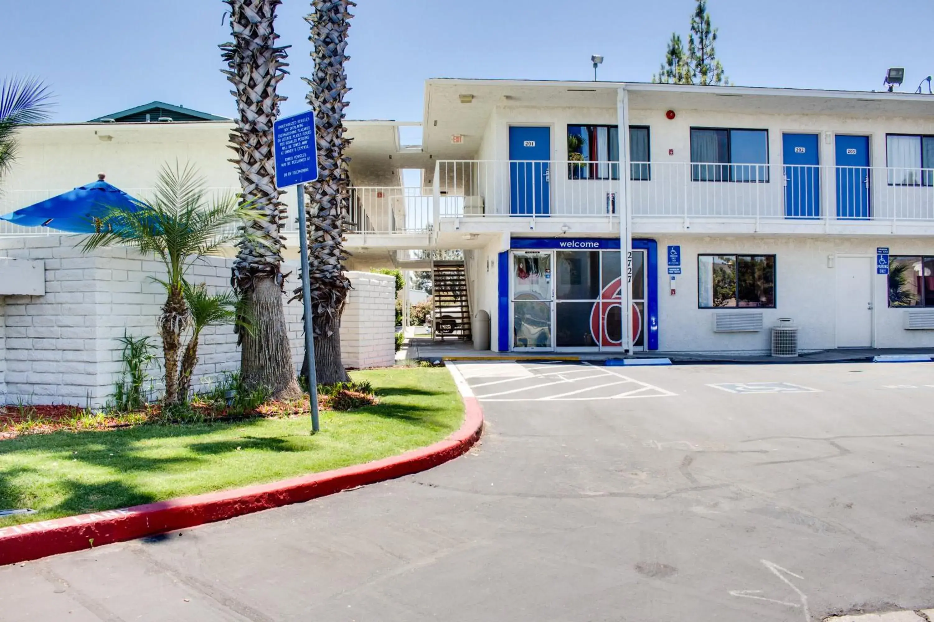 Facade/entrance, Property Building in Motel 6-Bakersfield, CA - South