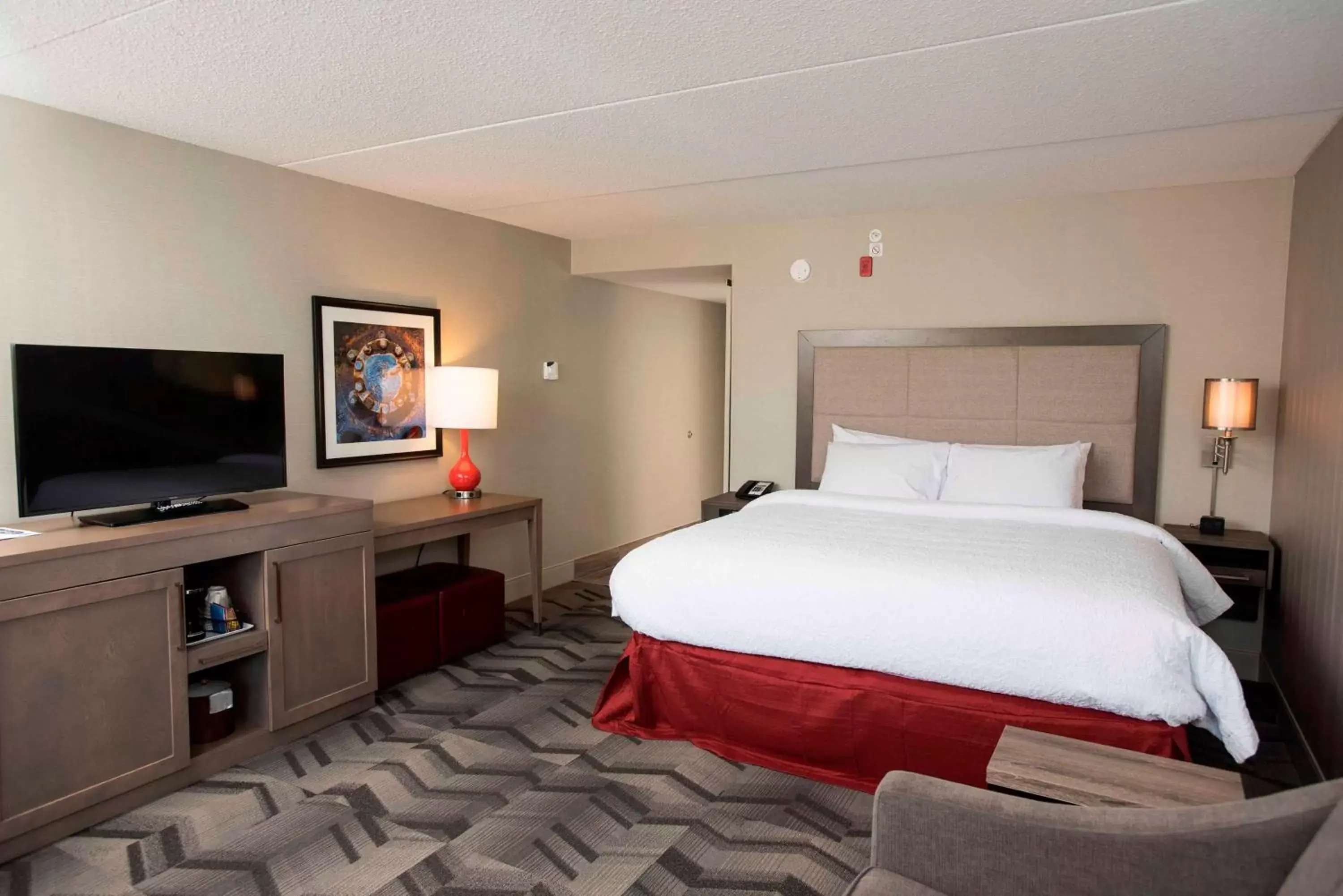 Bed in Hampton Inn & Suites by Hilton Thunder Bay