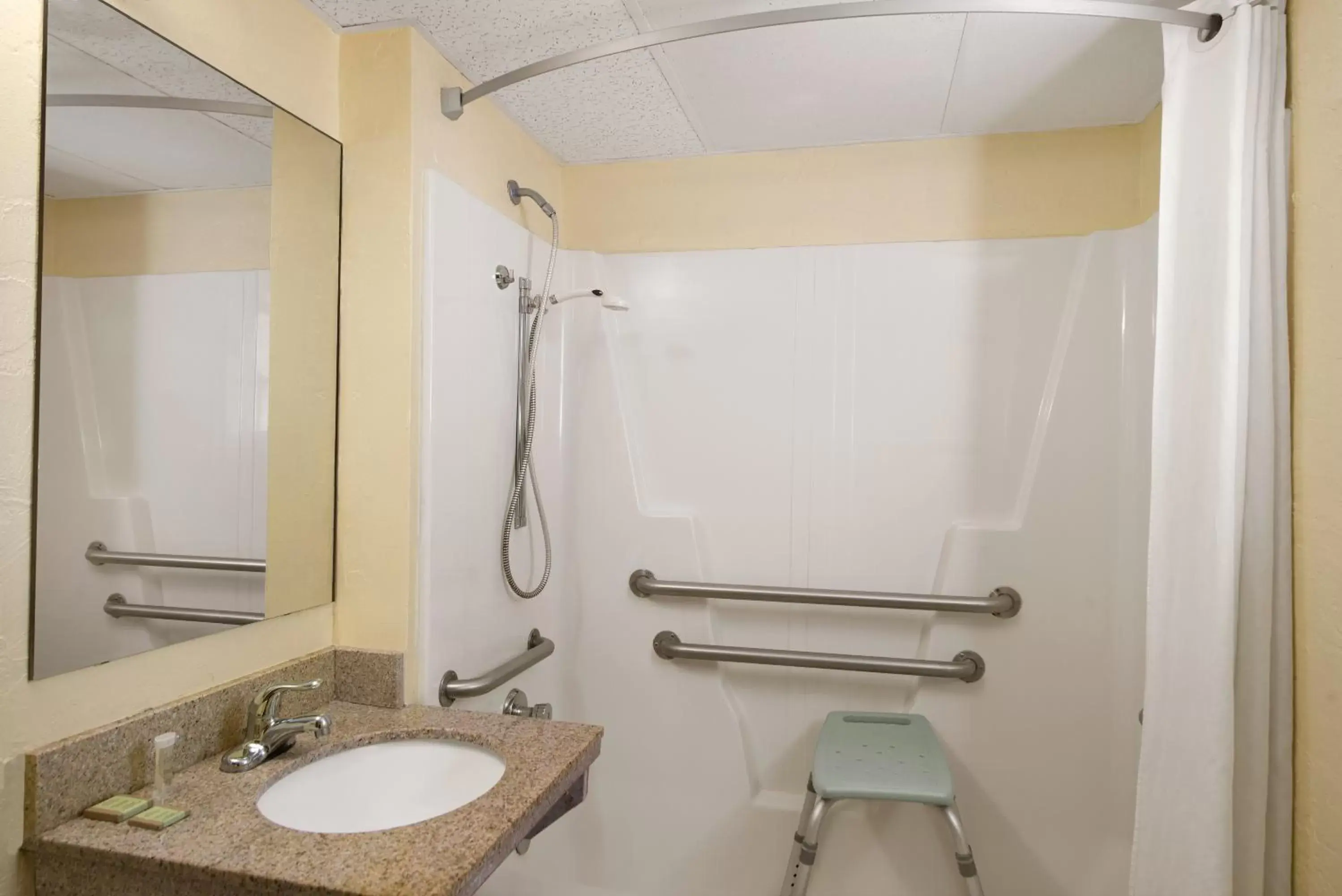 King Room with Bath Tub - Mobility/Hearing Accessible - Non-Smoking in Super 8 by Wyndham Bradenton Sarasota Area King Room with Bath Tub - Mobility/Hearing Accessible - Non-Smoking in Super 8 by Wyndham Bradenton Sarasota Area