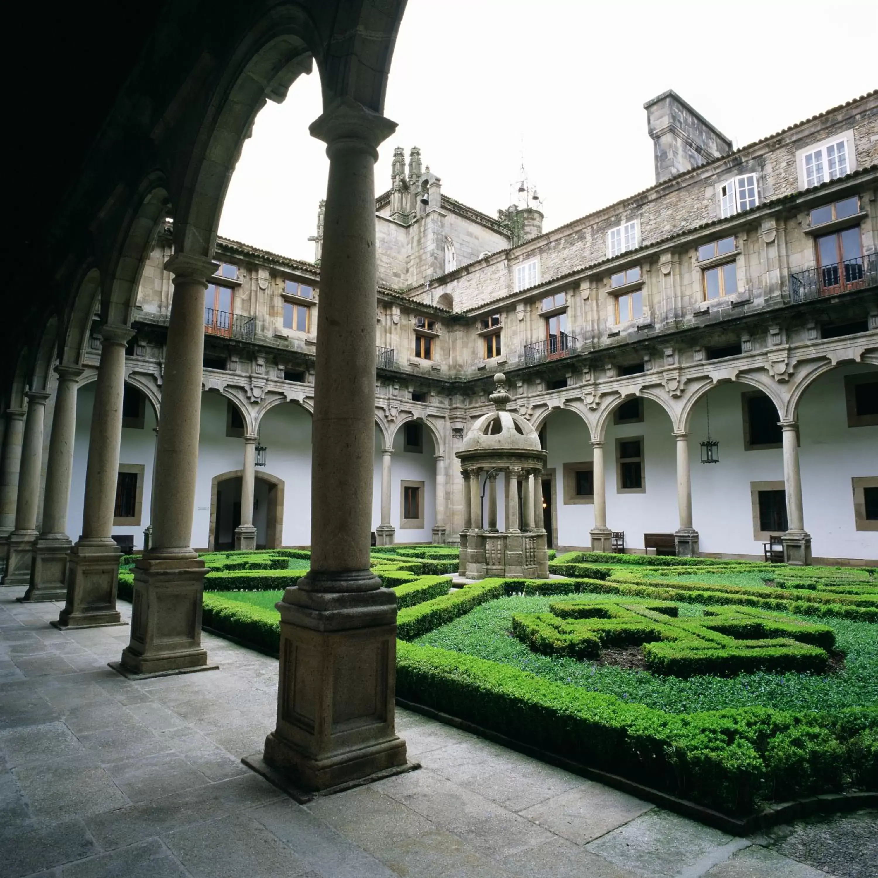 Patio, Property Building in Parador de Santiago - Hostal Reis Catolicos