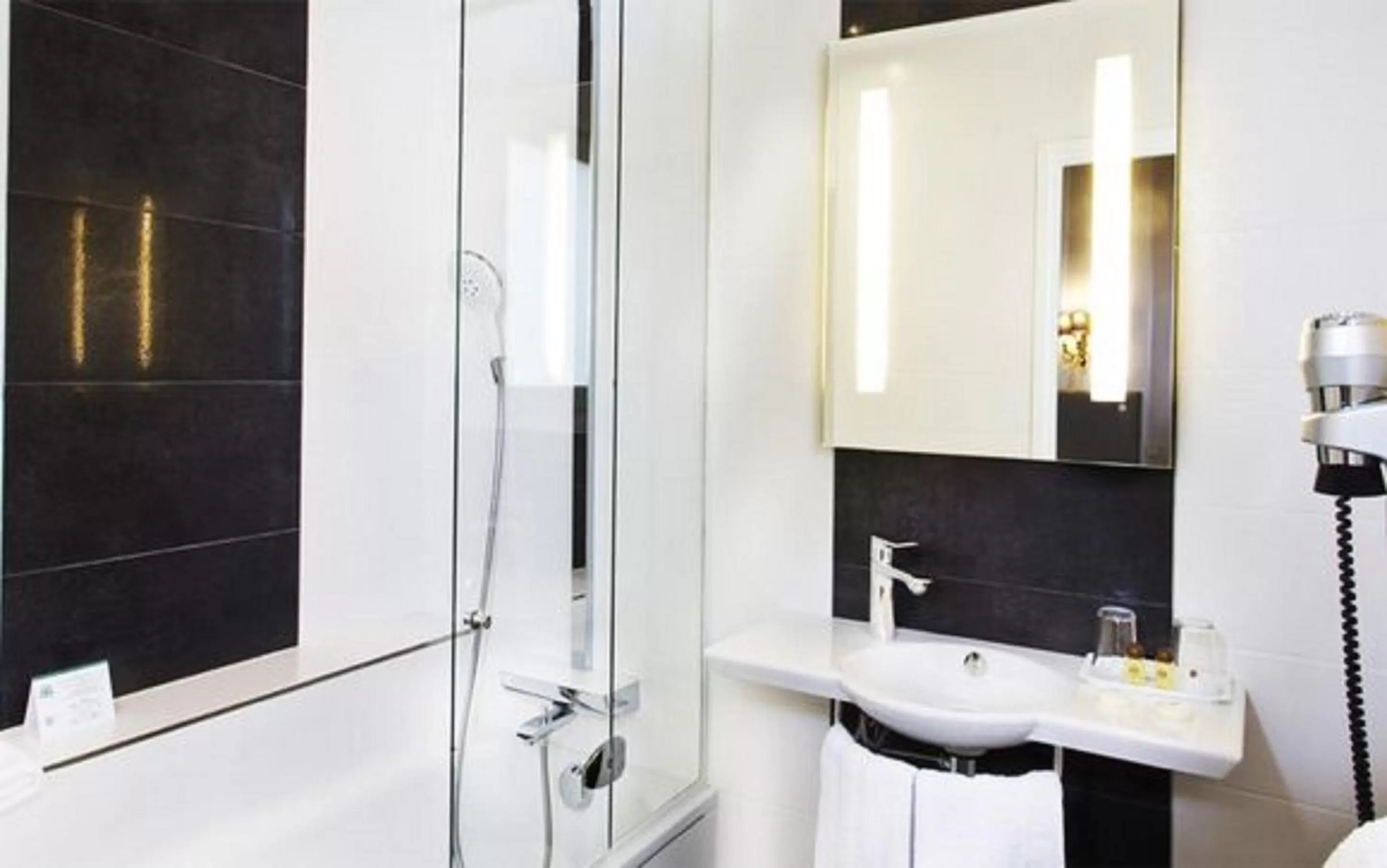 Bathroom in Hôtel Saint-Pétersbourg Opéra & Spa