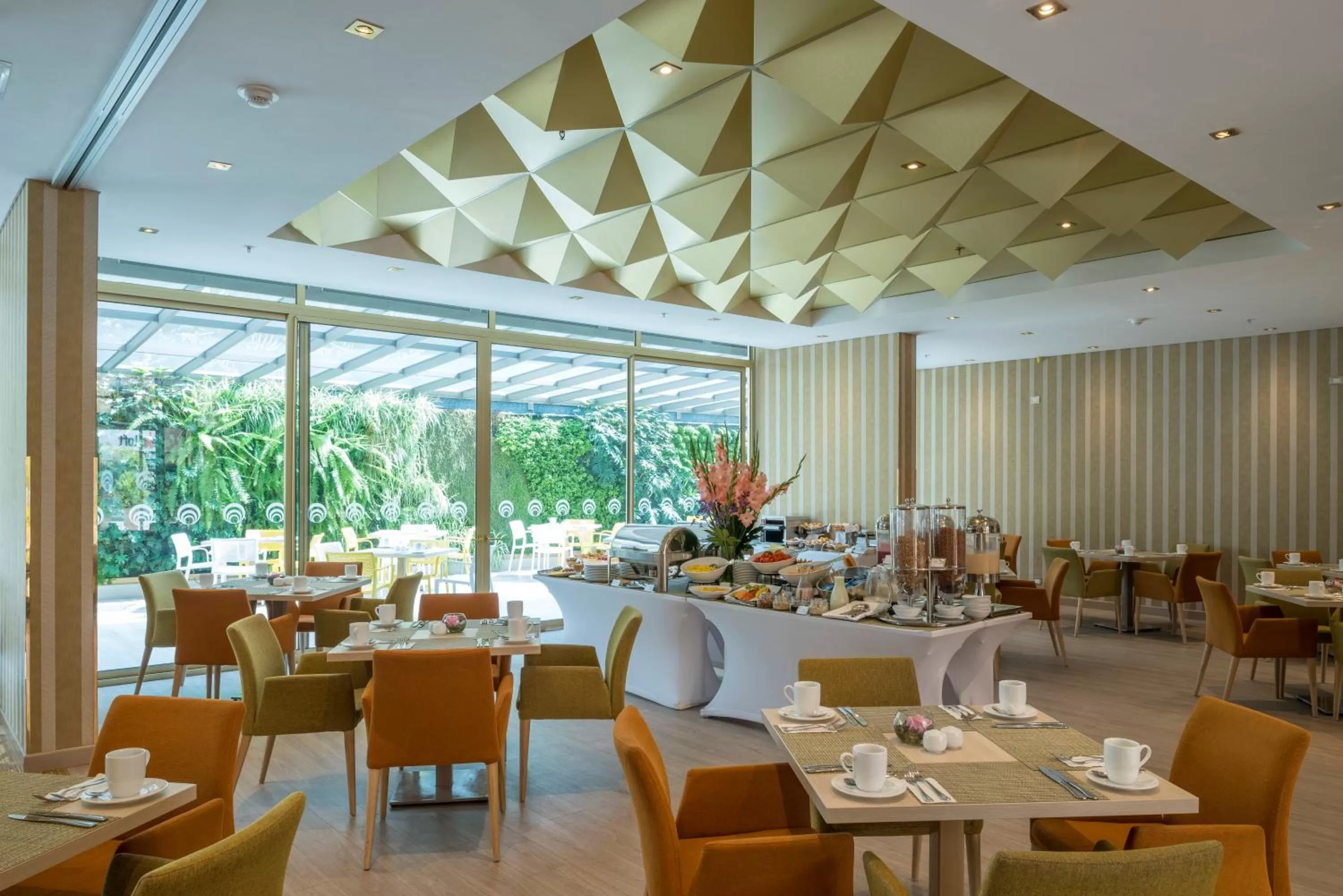 Restaurant/places to eat in Hotel El Dorado Bogota