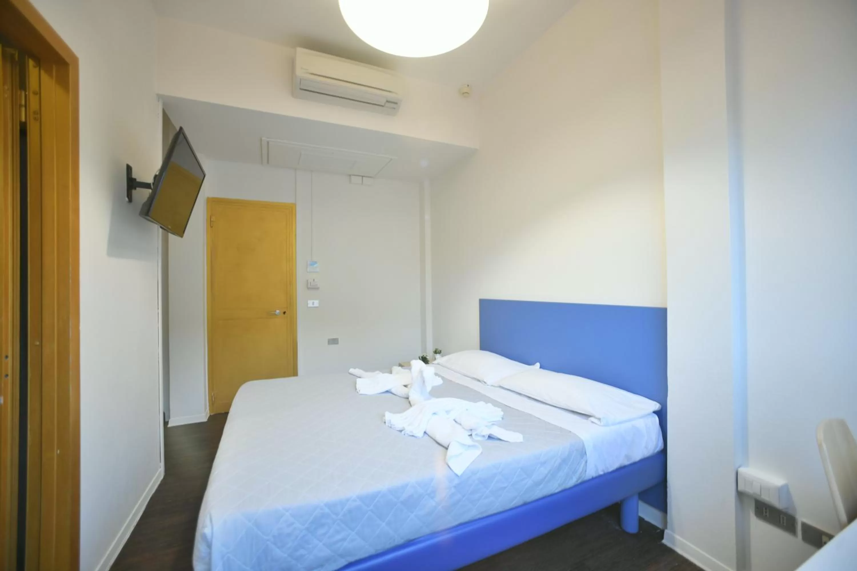 Bedroom, Bed in Garden Blue