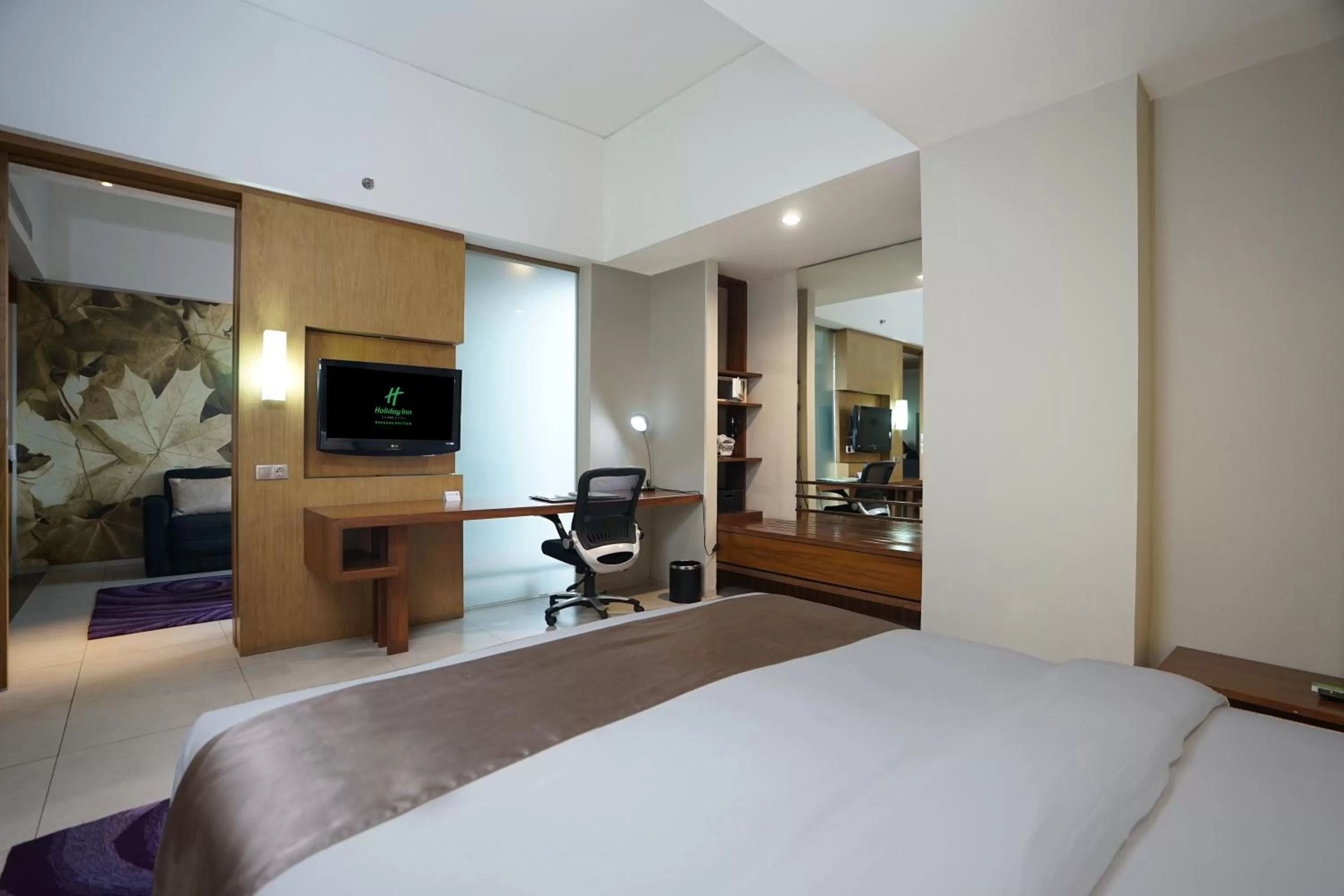 Bed in Holiday Inn Bandung Pasteur by IHG
