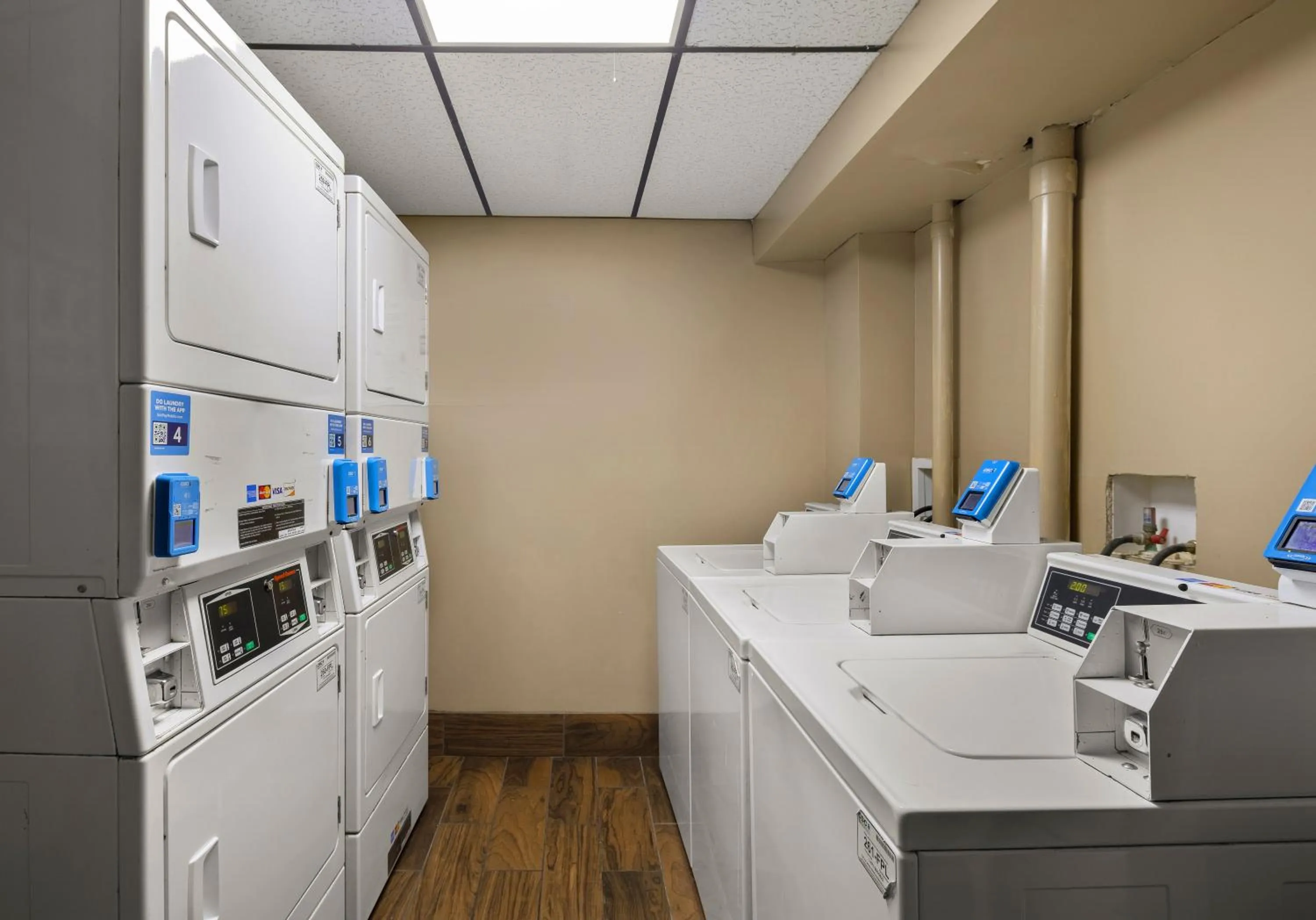 laundry in Magnuson Hotel Detroit Airport