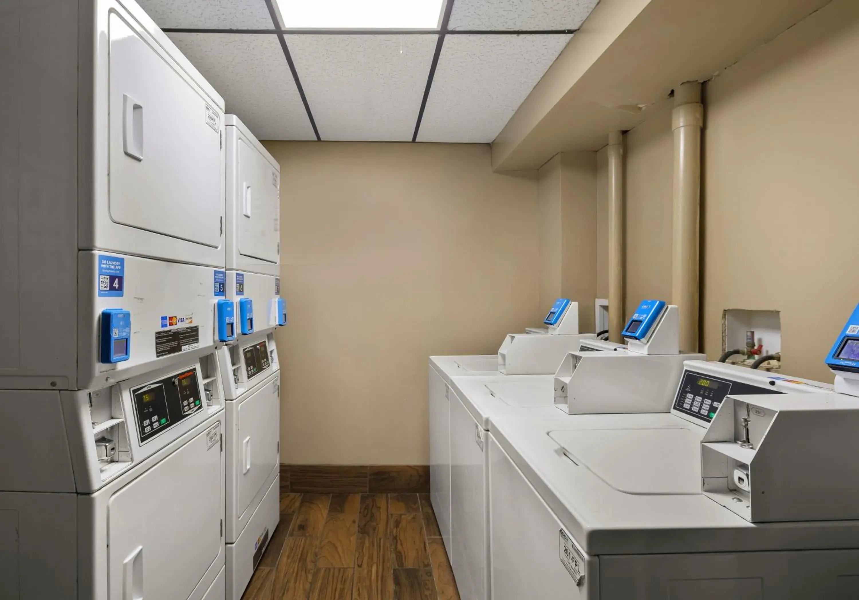 laundry, Kitchen/Kitchenette in Magnuson Hotel Detroit Airport