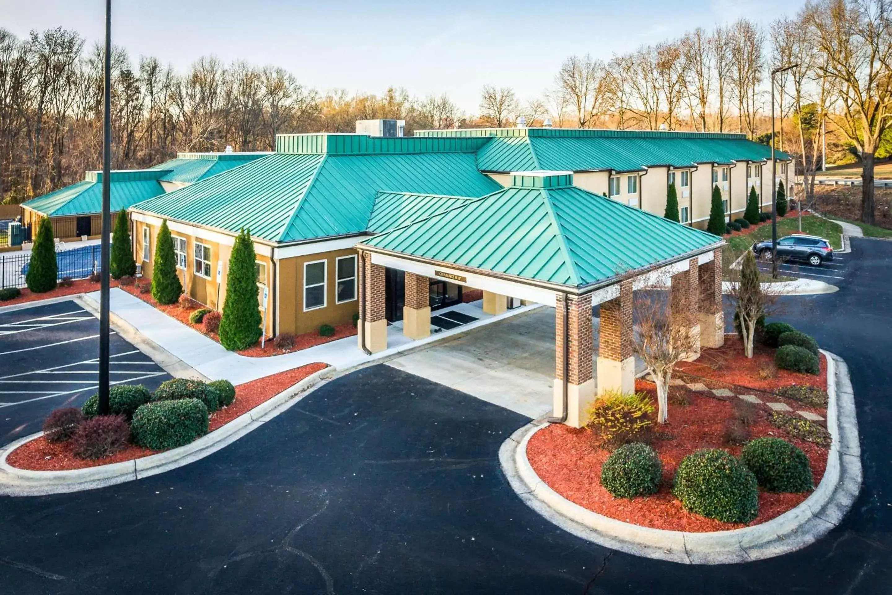 Property building, Pool View in Quality Inn