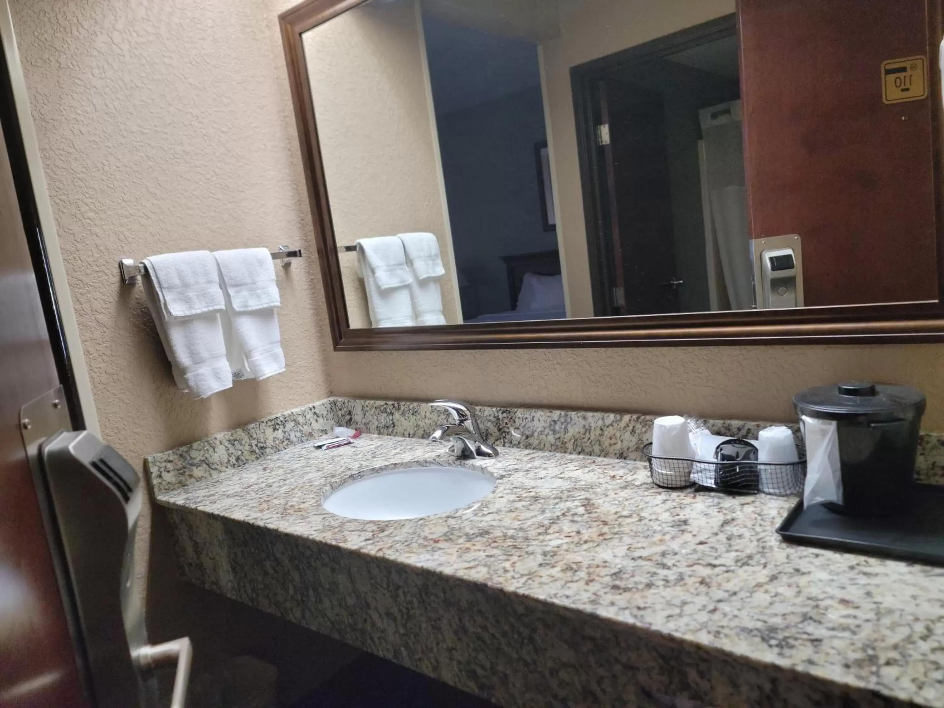 towels, Bathroom in Bay Mountain Inn Cherokee Smoky Mountains