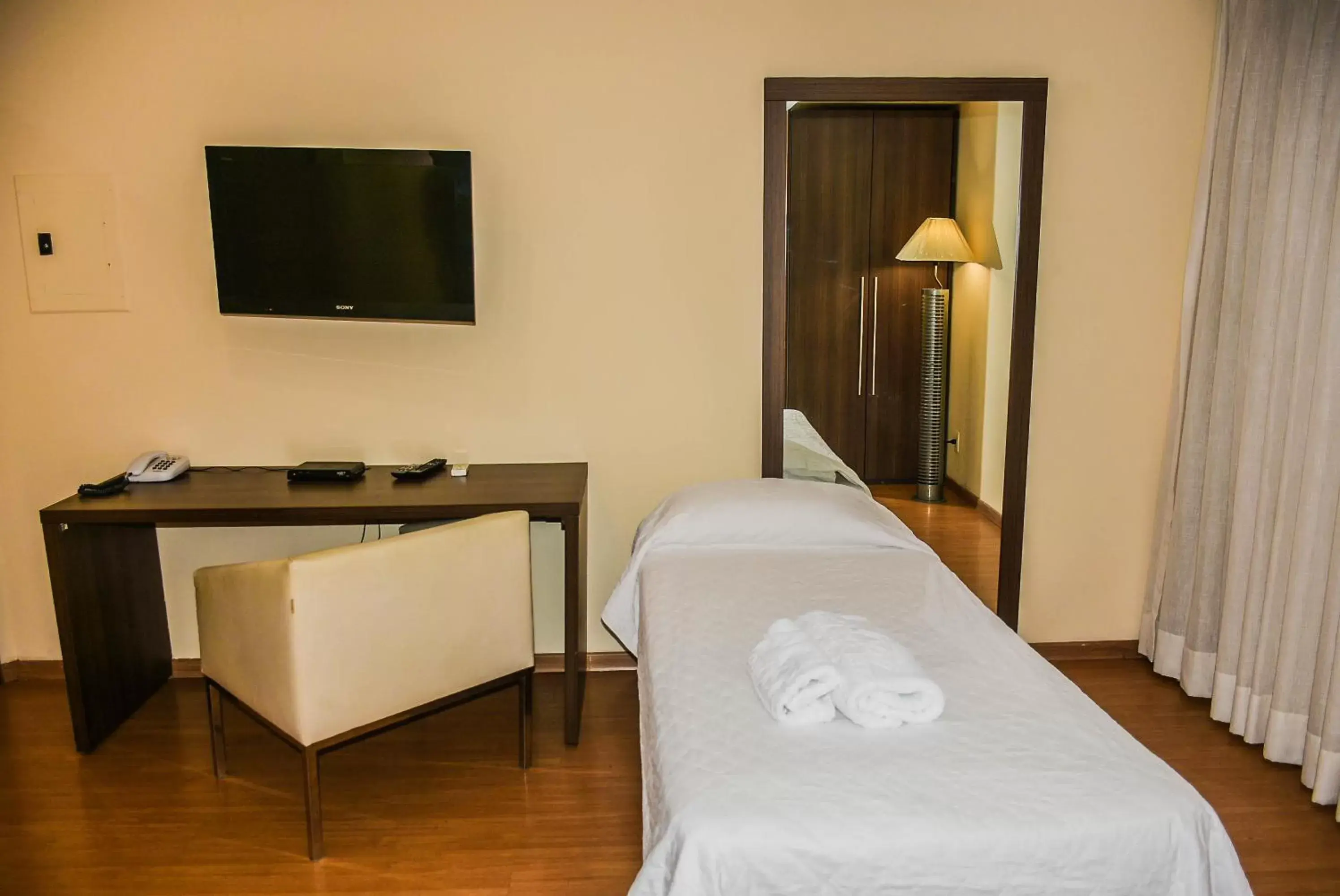 Bedroom, TV/Entertainment Center in Mont Blanc Apart Hotel Nova Iguaçu