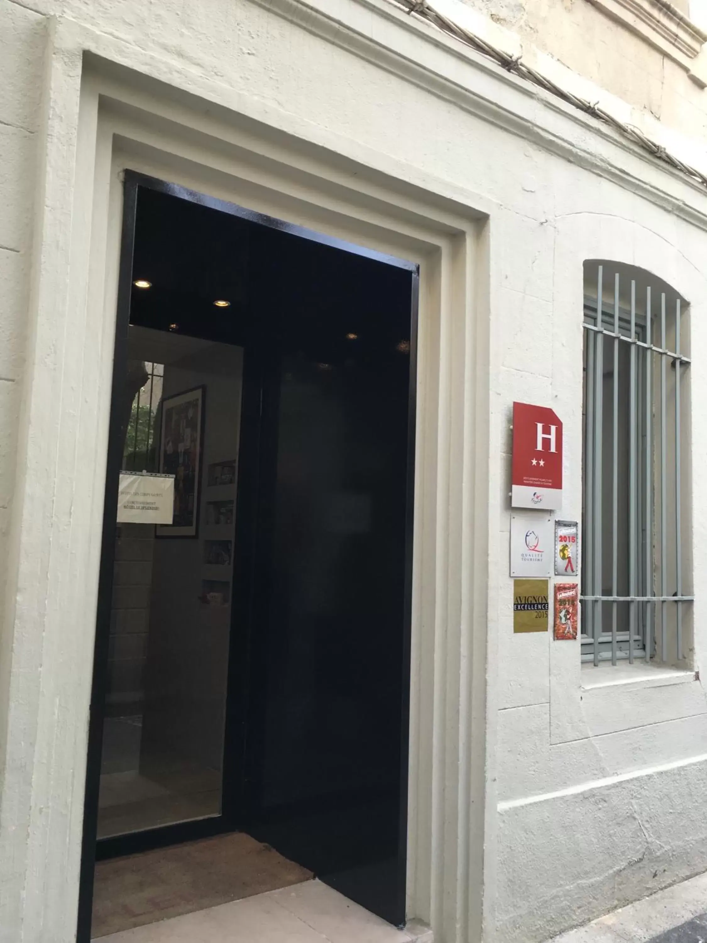 Facade/entrance in Hôtel Les Corps Saints