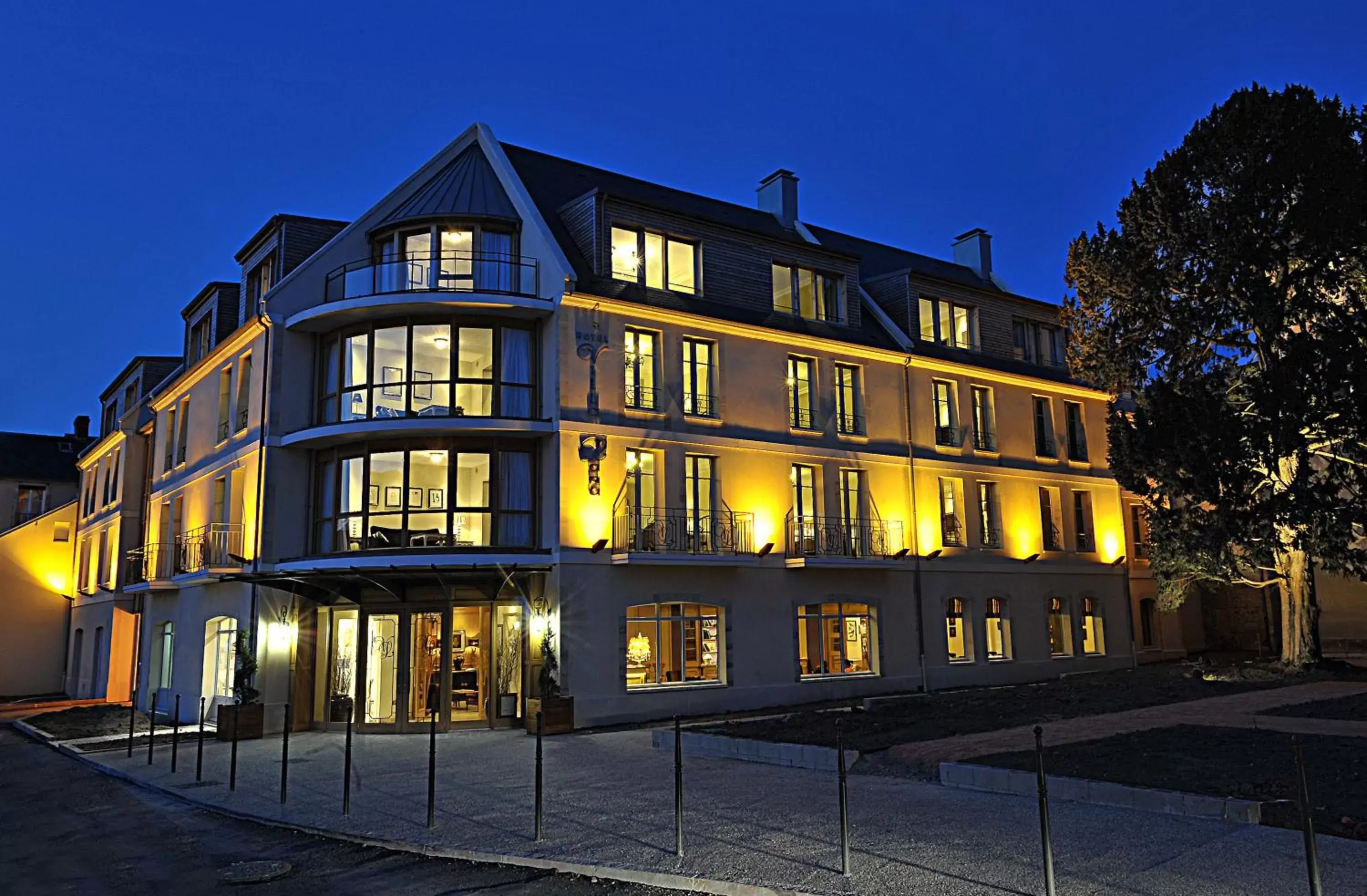 Facade/entrance, Property Building in Villa Lara Hotel