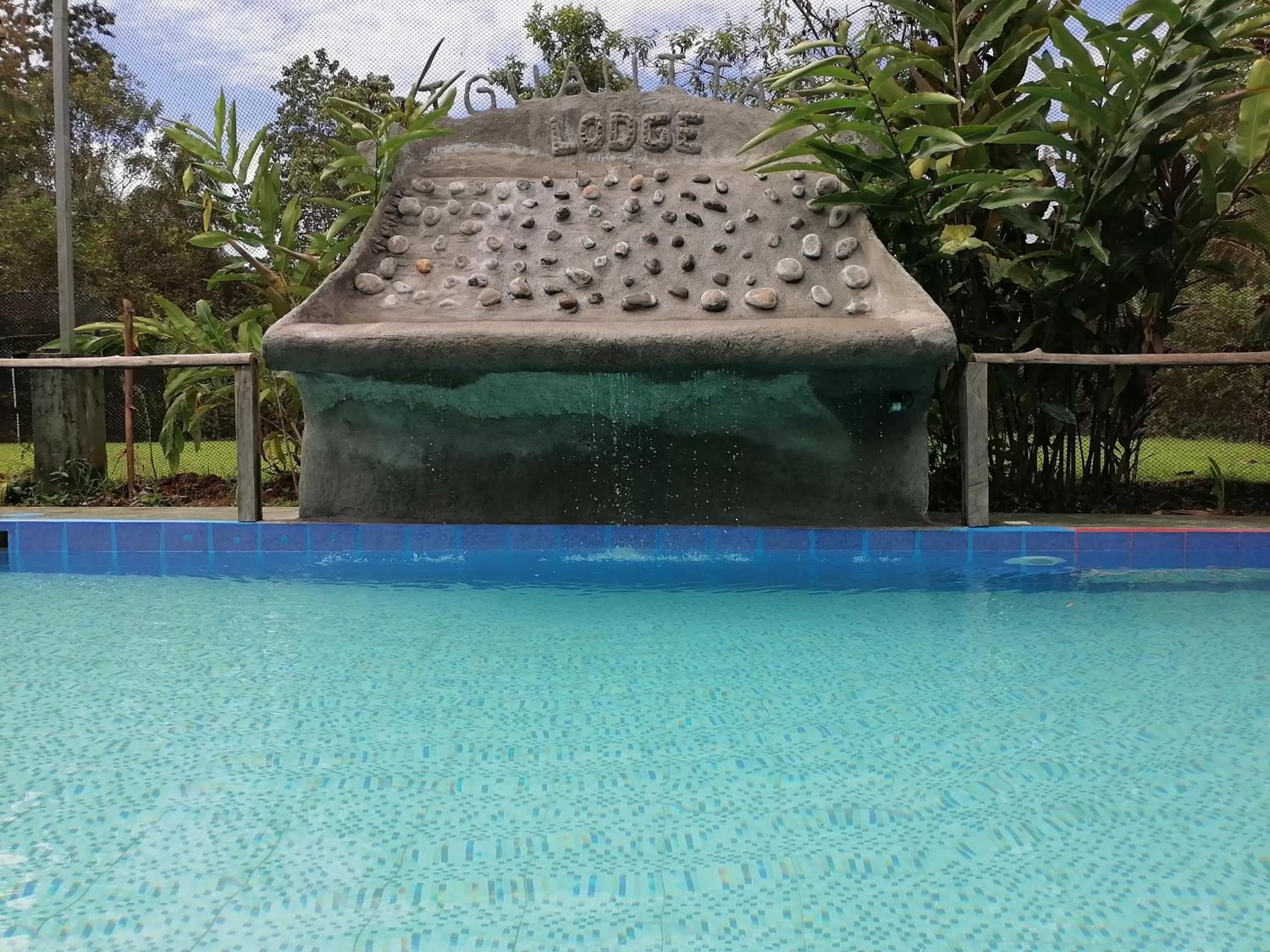 Swimming pool in Iguanitas Lodge