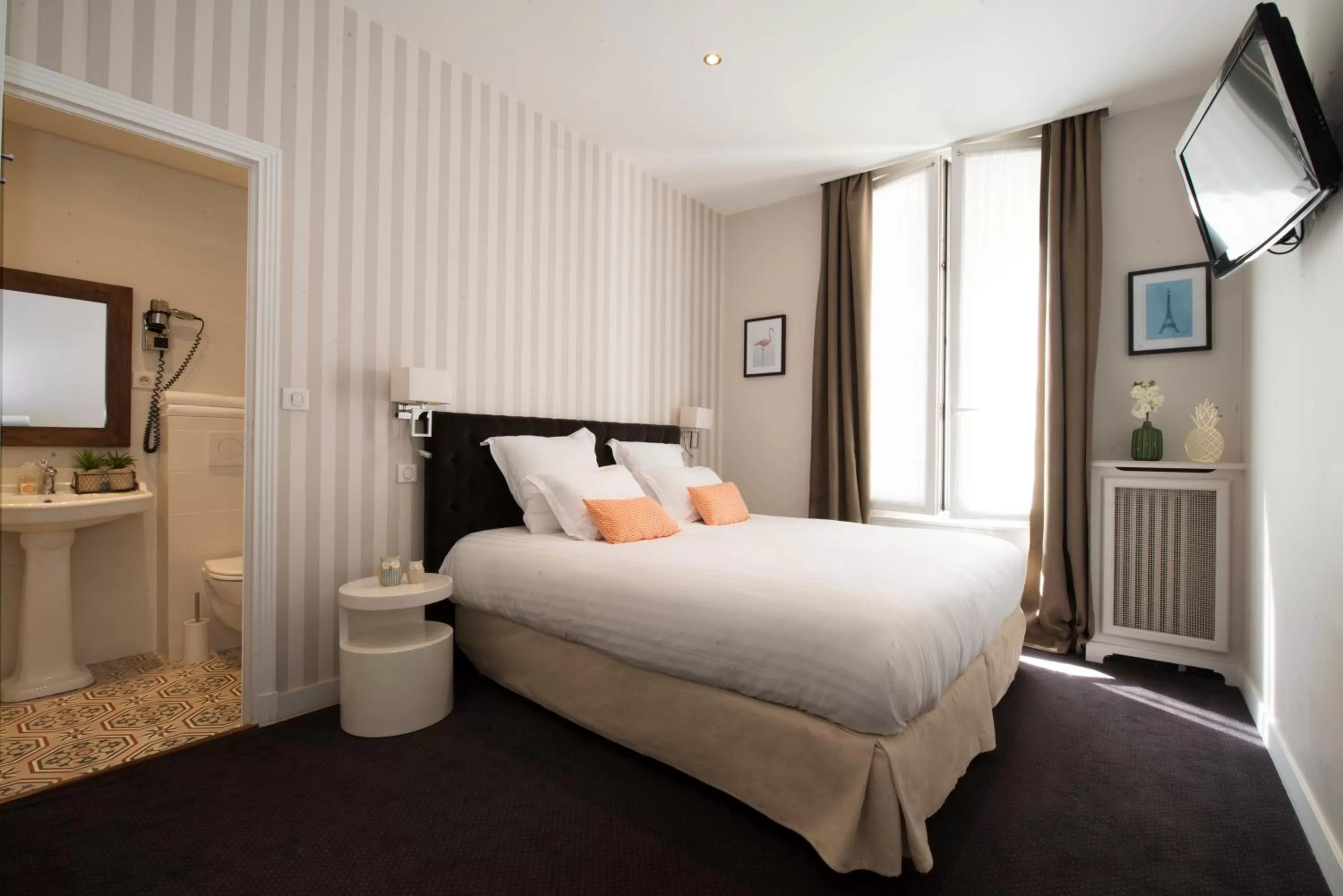 Photo of the whole room in Hôtel des Batignolles