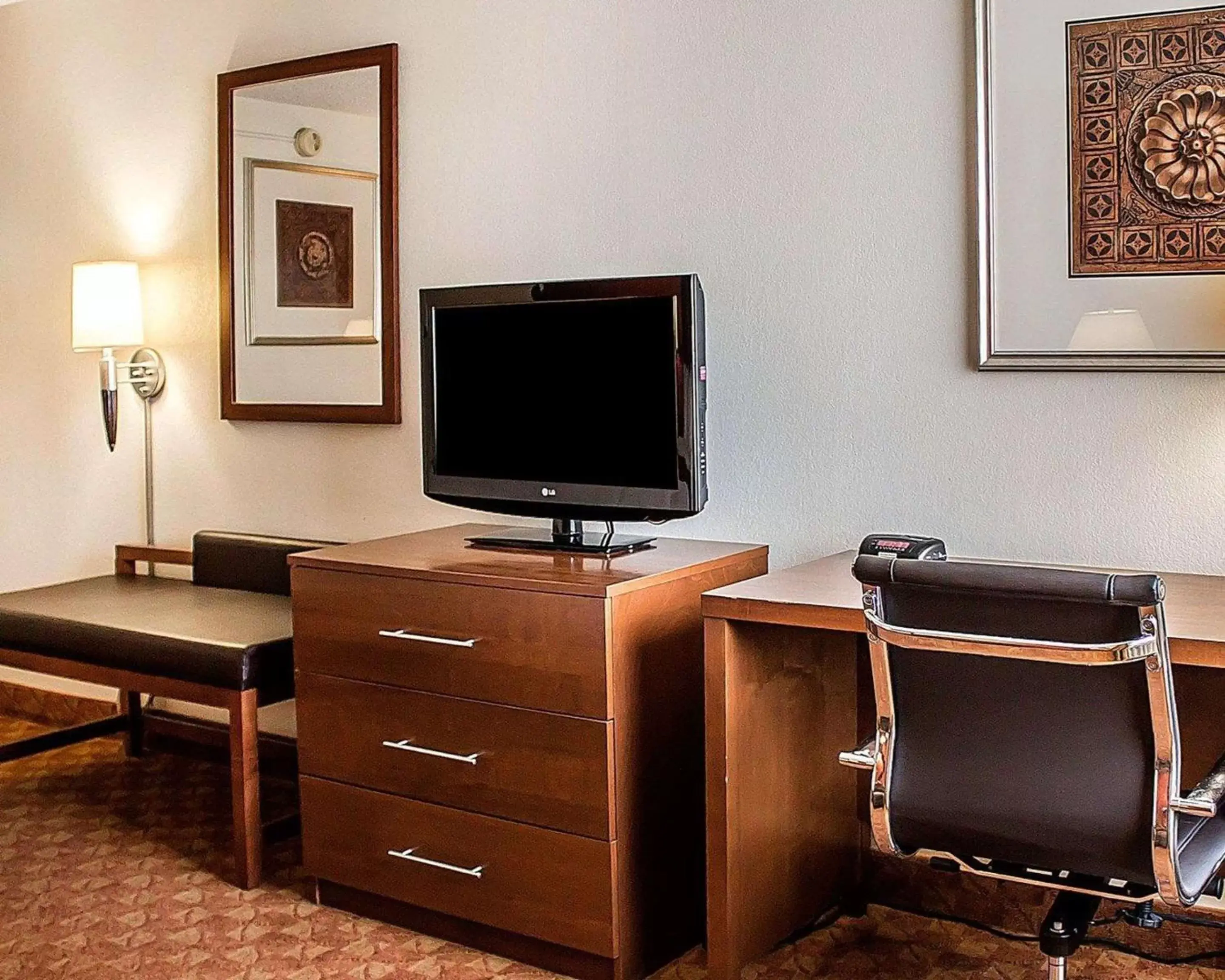 Photo of the whole room, TV/Entertainment Center in Quality Inn