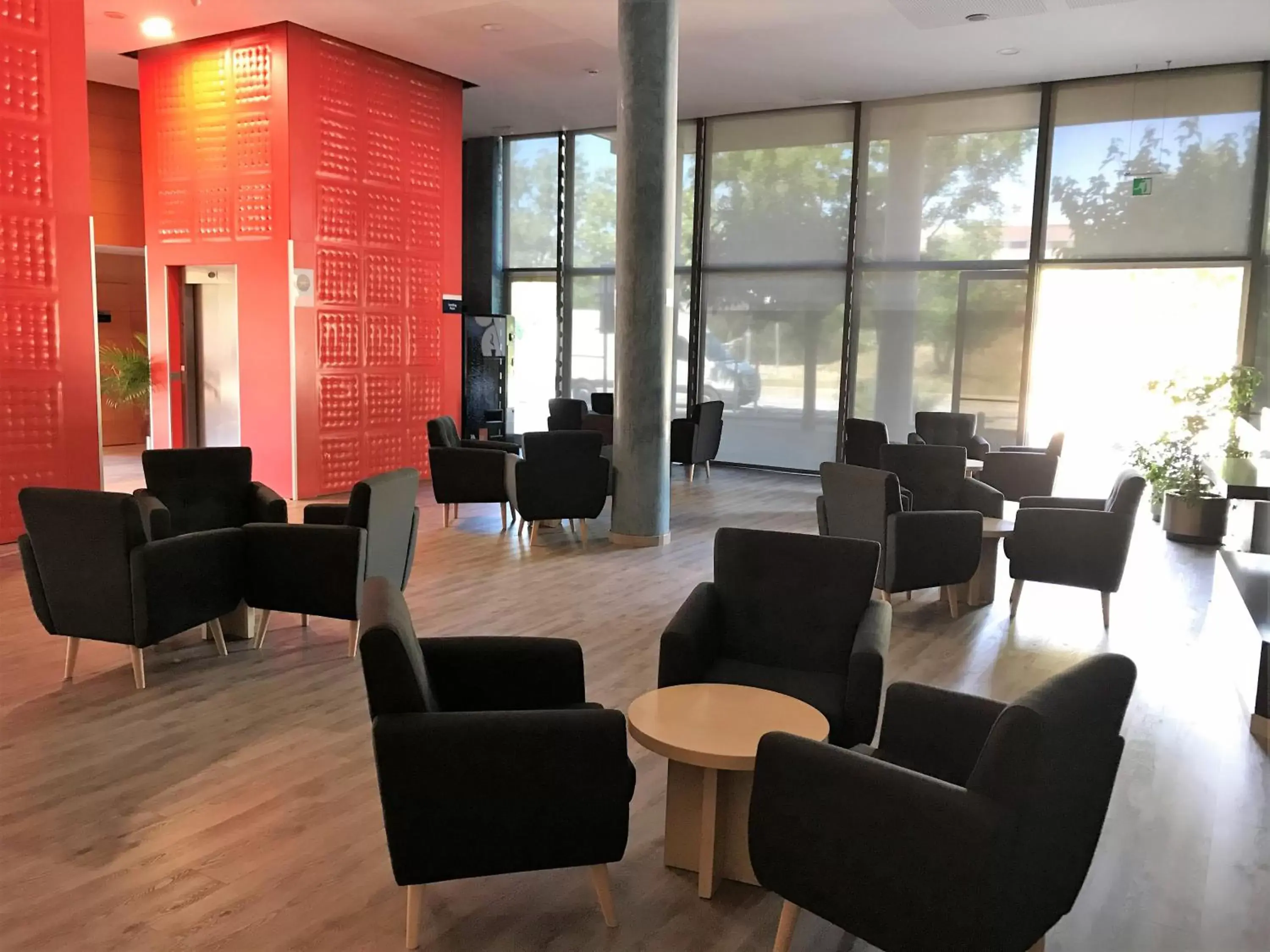 Lounge or bar in Holiday Inn Express Molins de Rei
