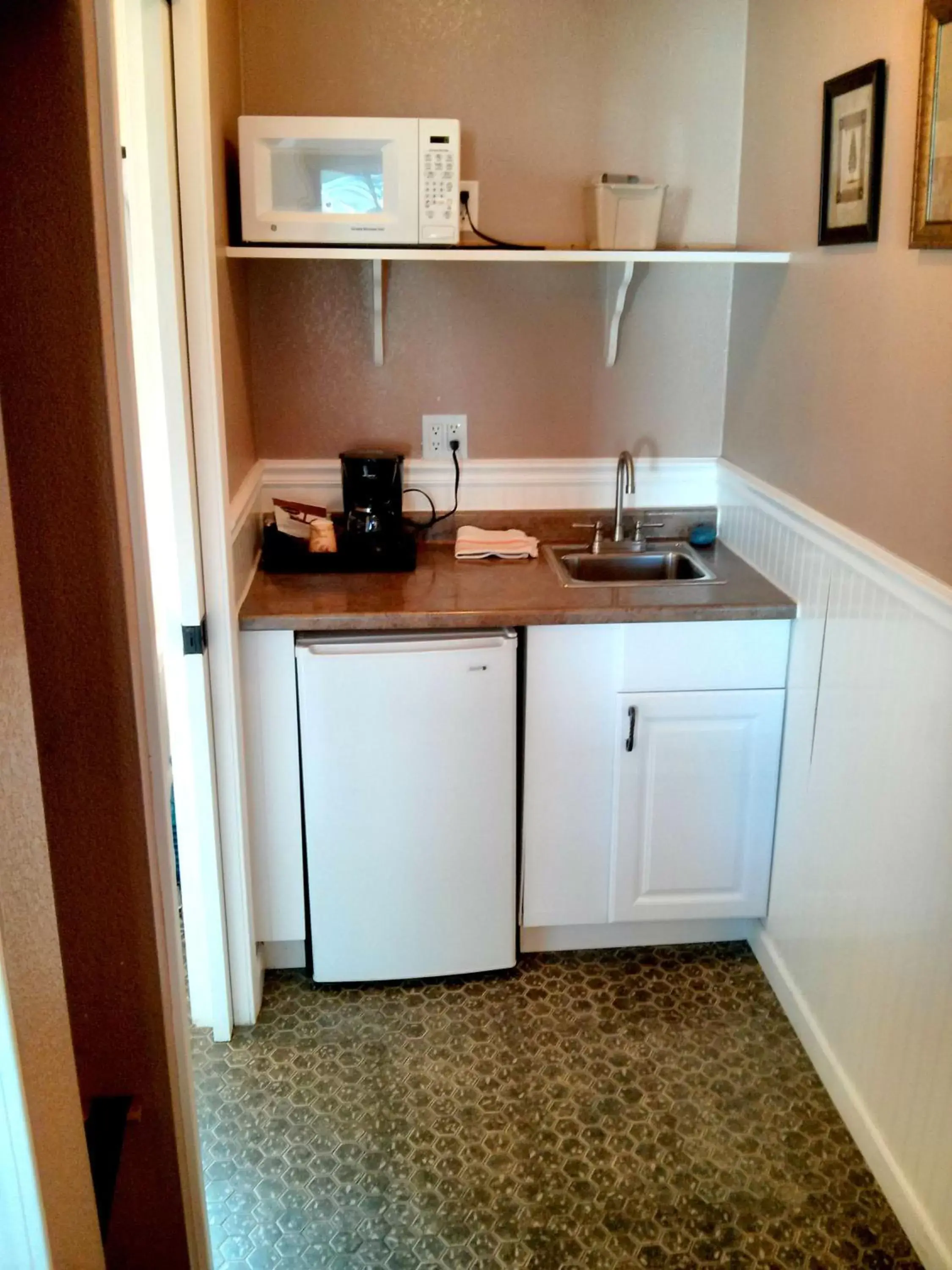 Decorative detail, Kitchen/Kitchenette in Green Gables Motel & Suites