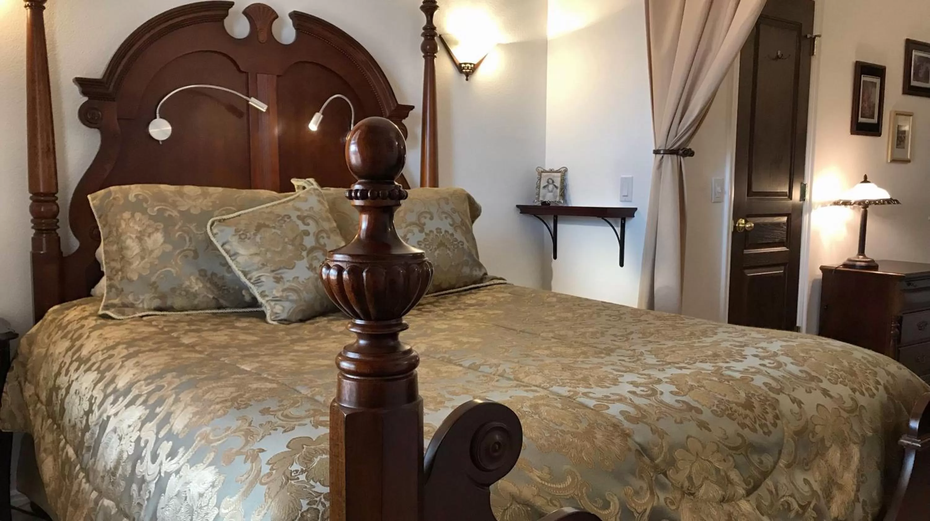 Bed in Dreamkatchers Lake Powell Bed & Breakfast