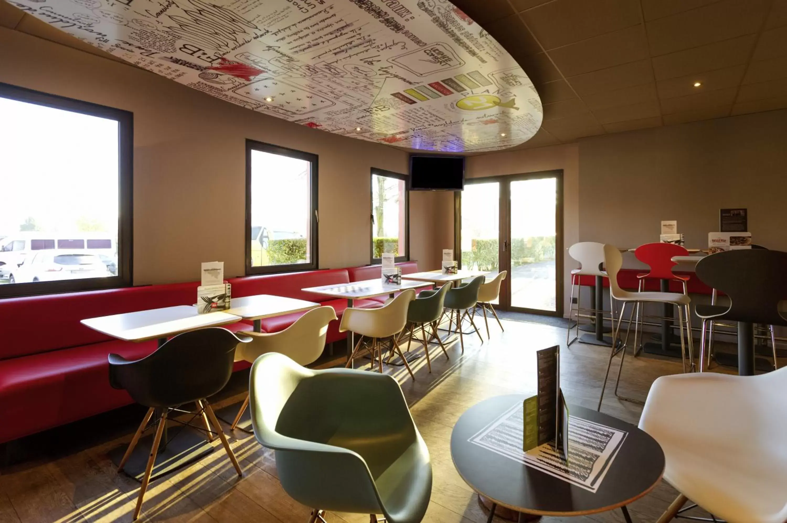 Lounge or bar, Restaurant/Places to Eat in ibis Hotel Brussels Airport