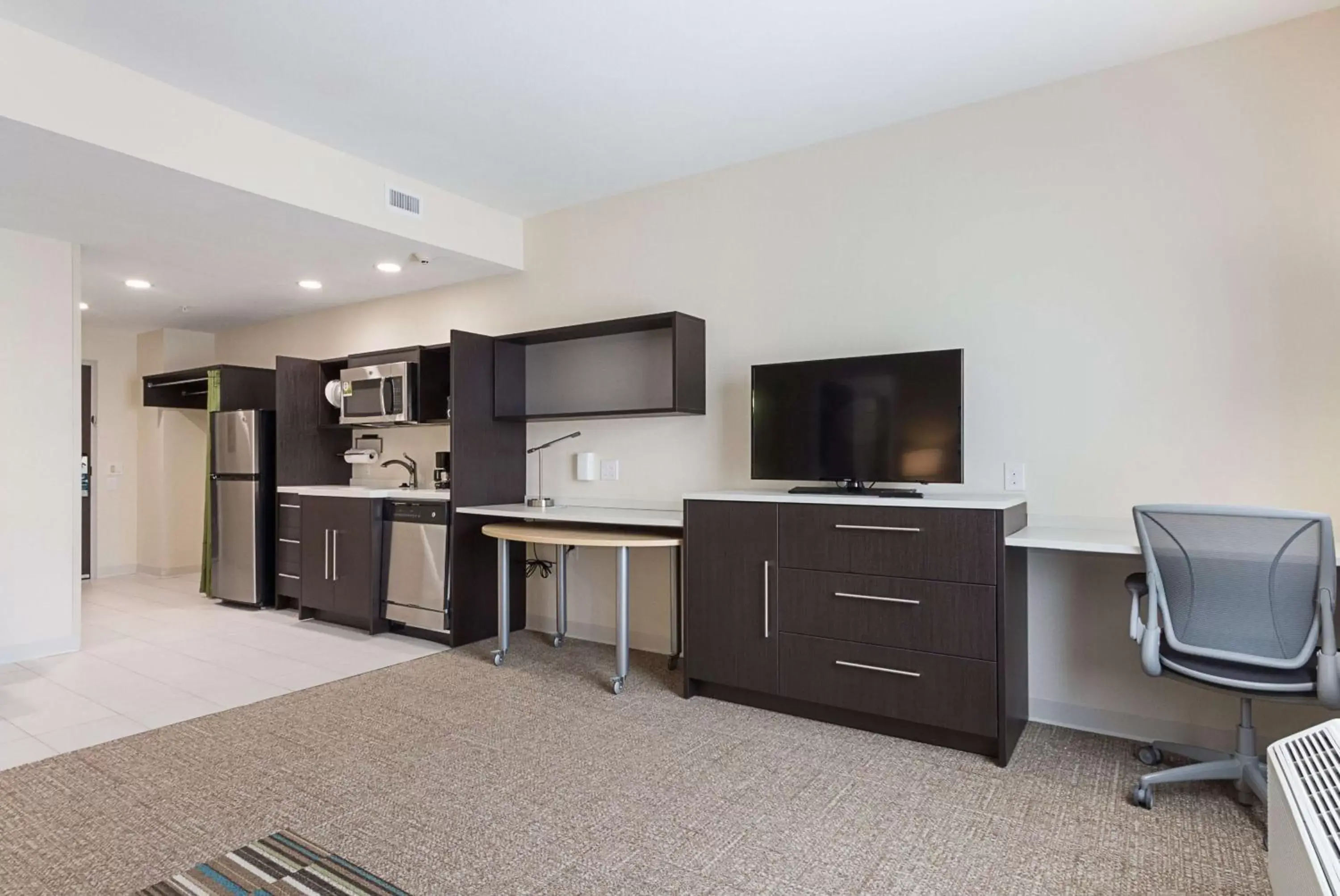 Living room, TV/Entertainment Center in Home2 Suites By Hilton Dallas Grand Prairie