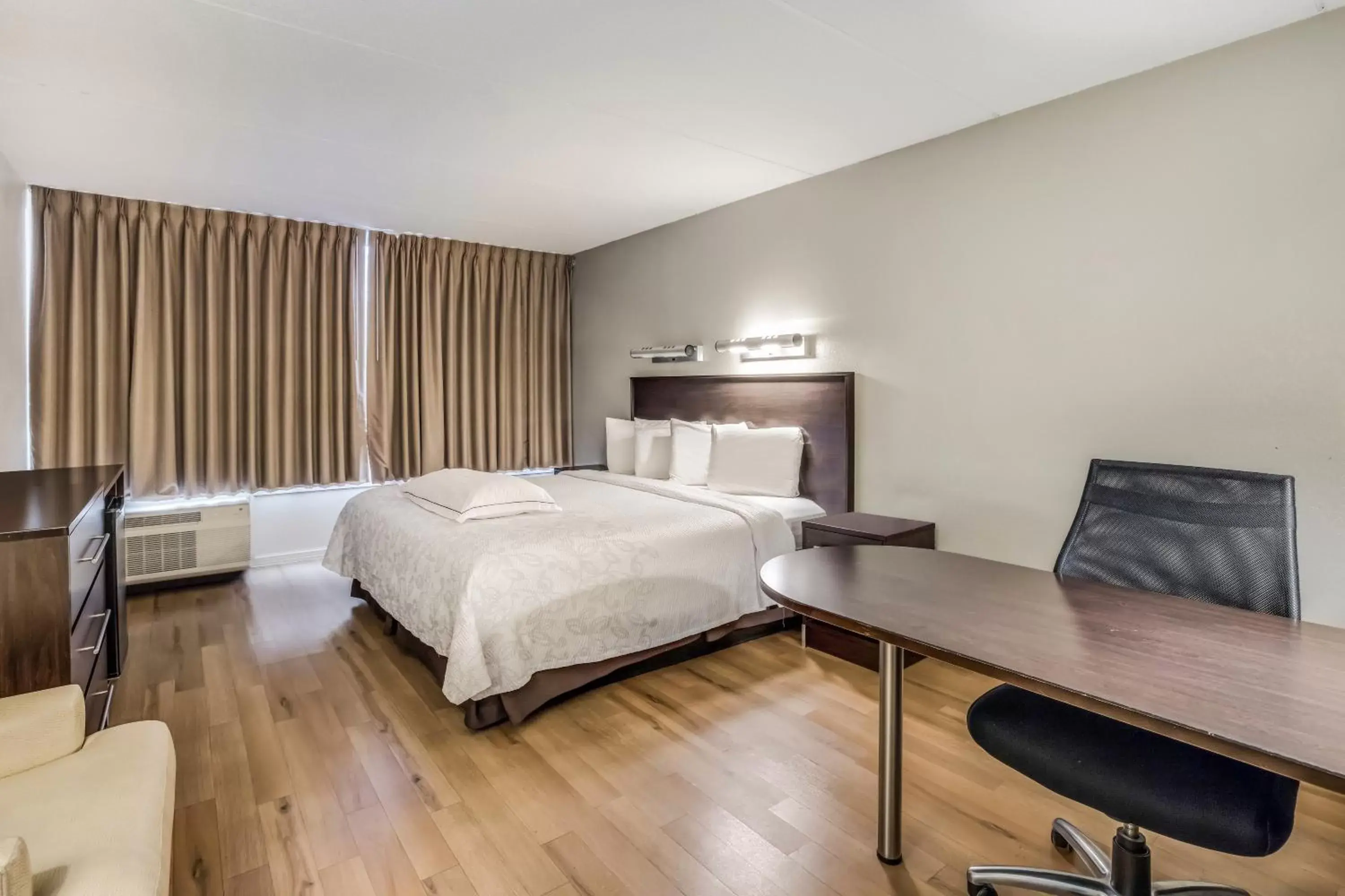 Bedroom, Bed in Red Roof Inn PLUS+ Boston - Woburn/ Burlington Bedroom, Bed in Red Roof Inn PLUS+ Boston - Woburn/ Burlington