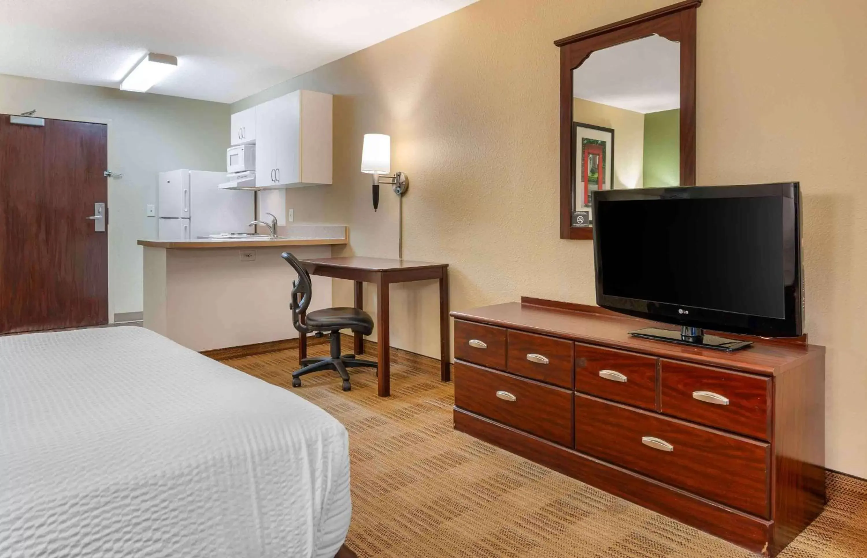 Bedroom, TV/Entertainment Center in Extended Stay America Suites - Cincinnati - Florence - Turfway Rd