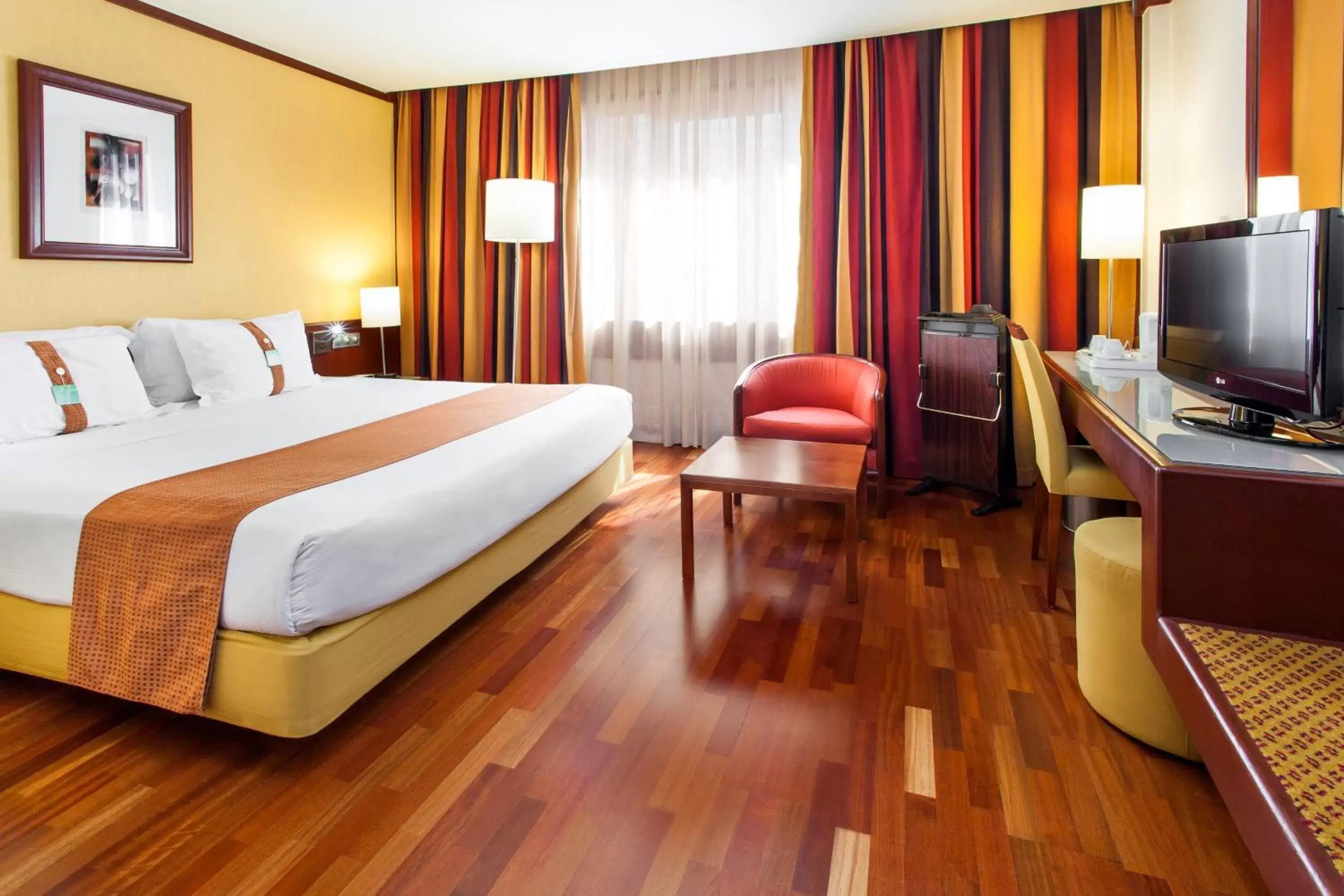 Bed in Holiday Inn Lisbon-Continental, an IHG Hotel