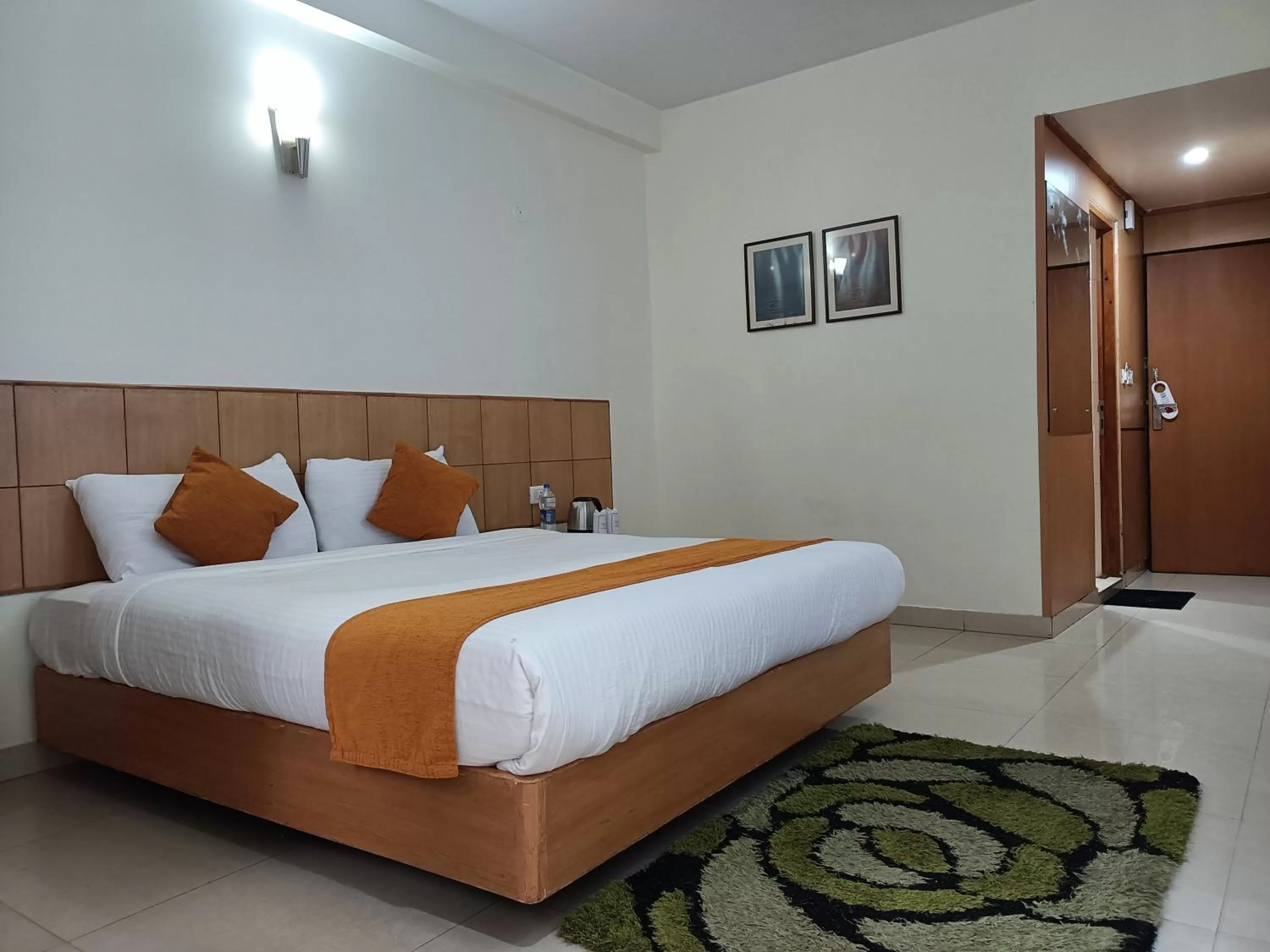 Bedroom, Bed in Hotel Broadways Inn