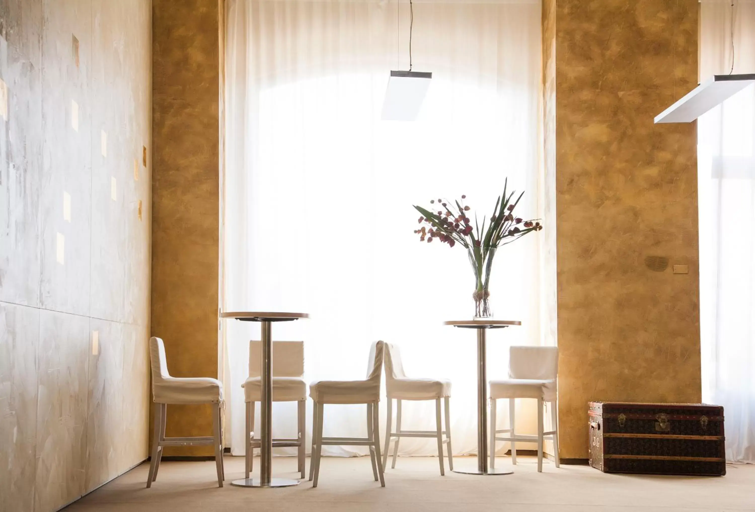 Lounge or bar, Dining Area in Cosmo Hotel Palace