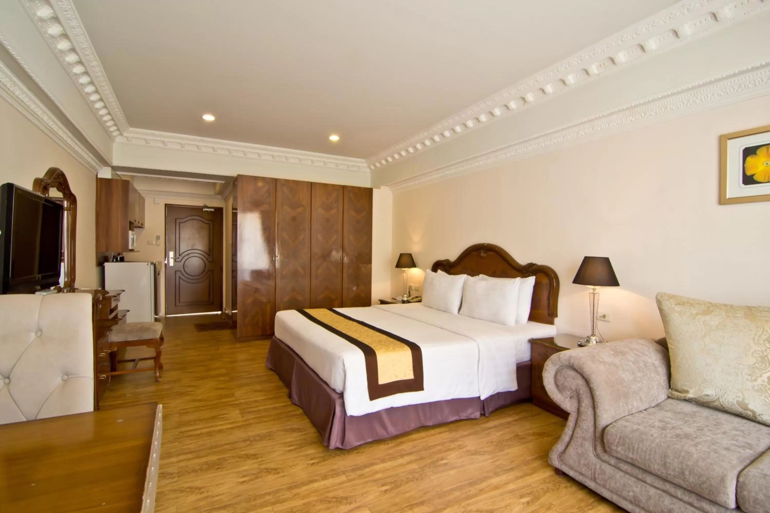 Bedroom, Bed in LK Royal Suite