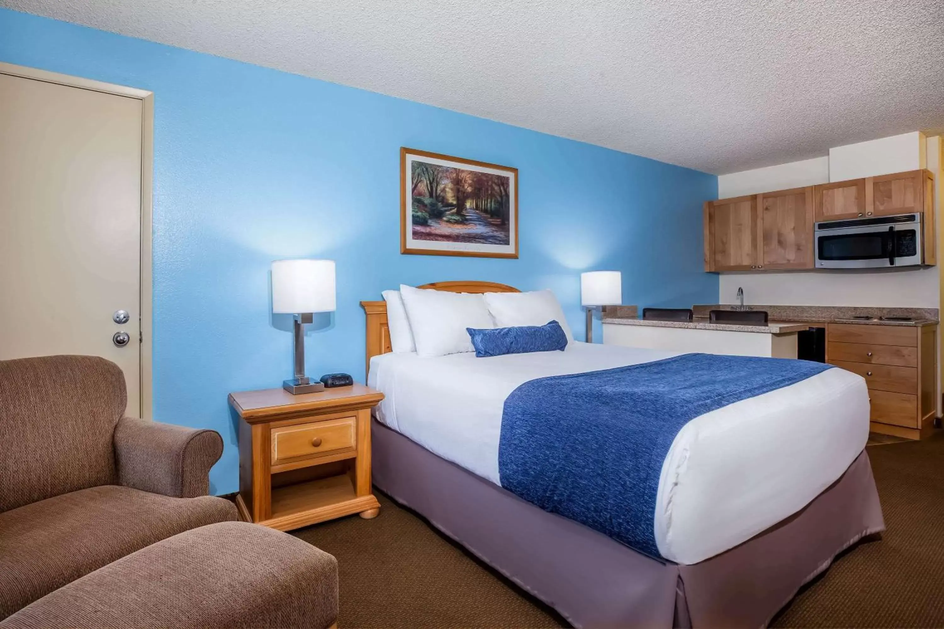 Photo of the whole room, Bed in Baymont by Wyndham Yakima Riverfront