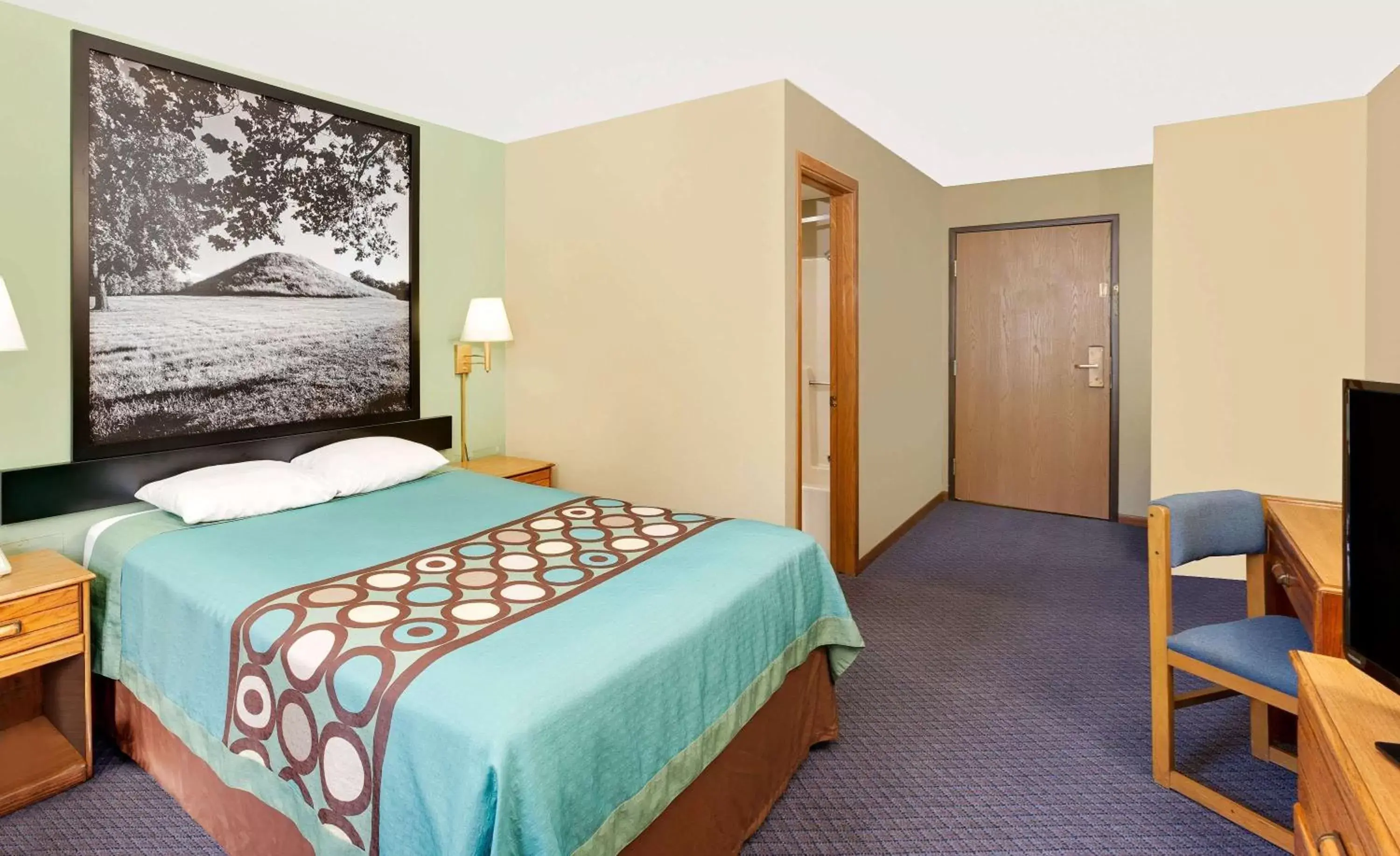Photo of the whole room, Bed in Super 8 by Wyndham Macomb