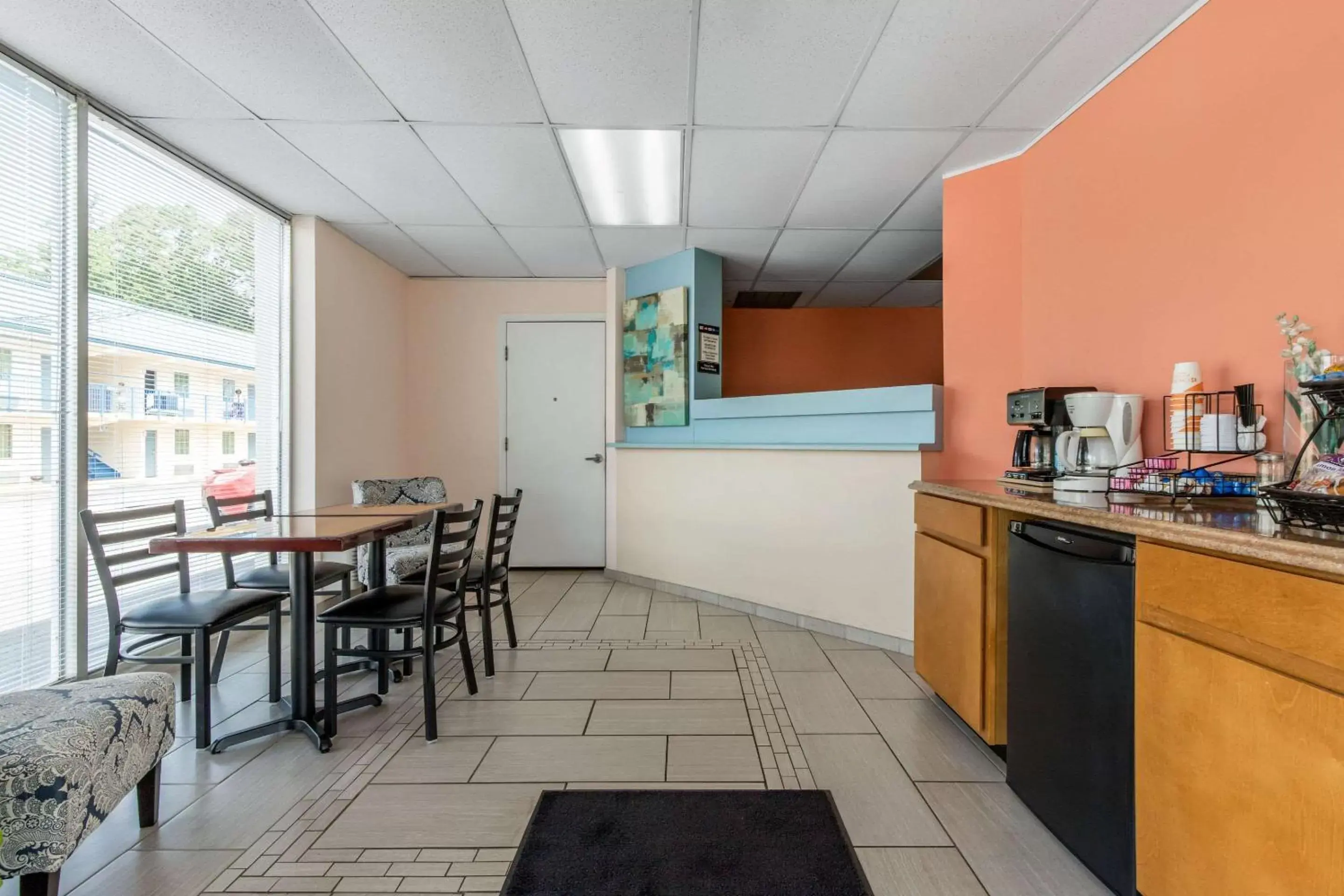 Lobby or reception, Kitchen/Kitchenette in Rodeway Inn