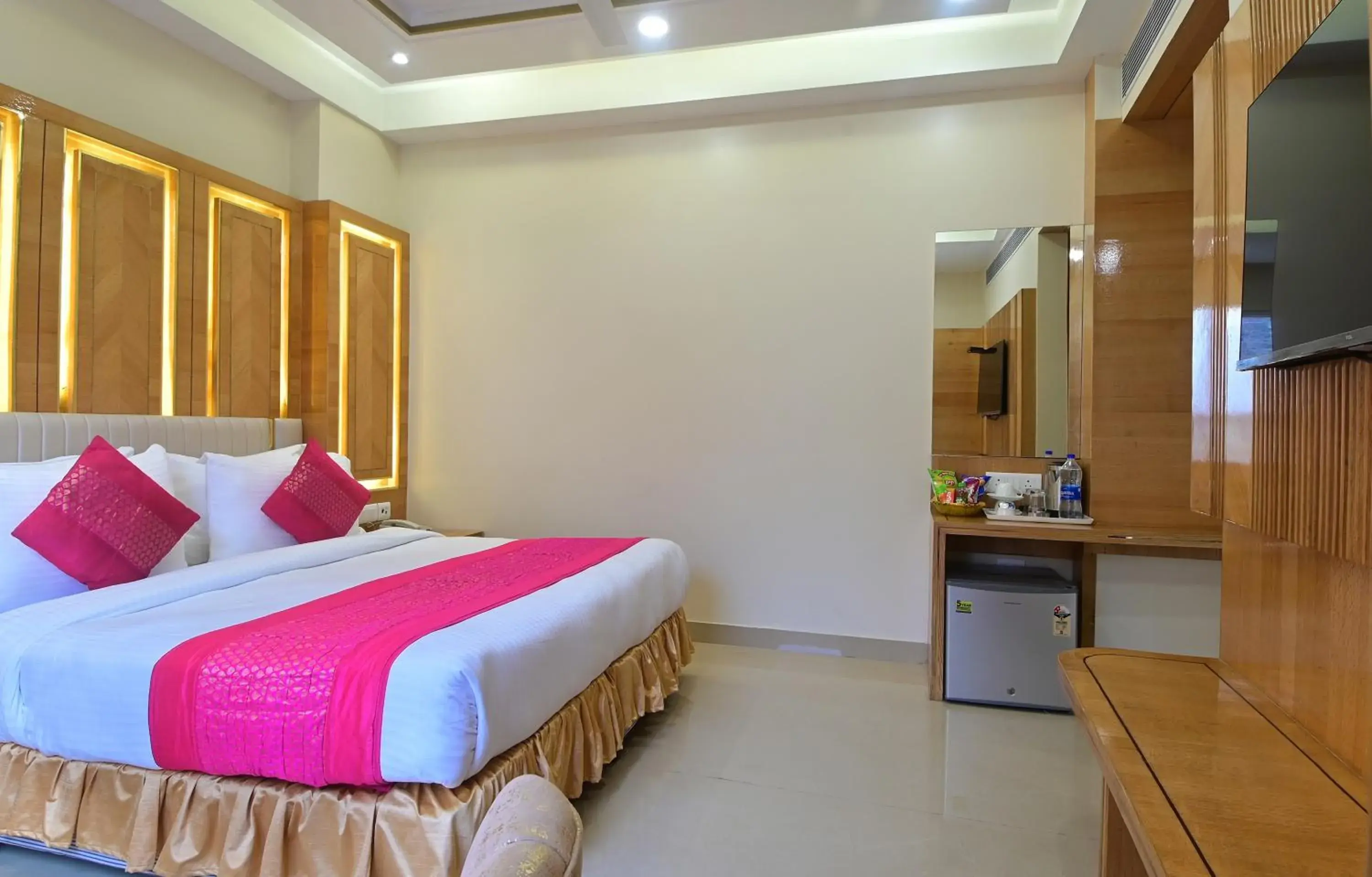 Bed in Hotel Gold Palace - 03 Mins Walk From New Delhi Railway Station