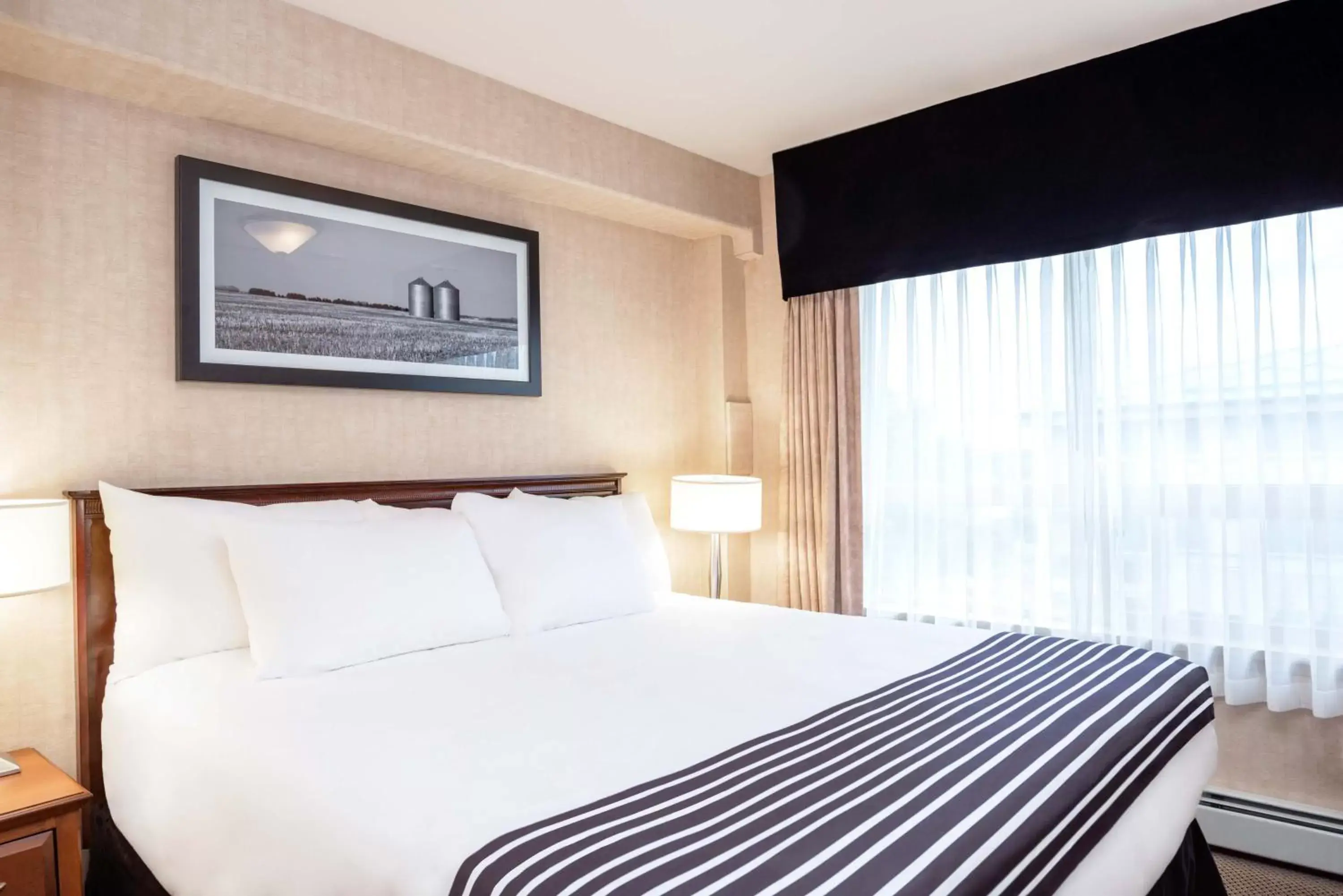Bedroom, Bed in Sandman Hotel & Suites Regina
