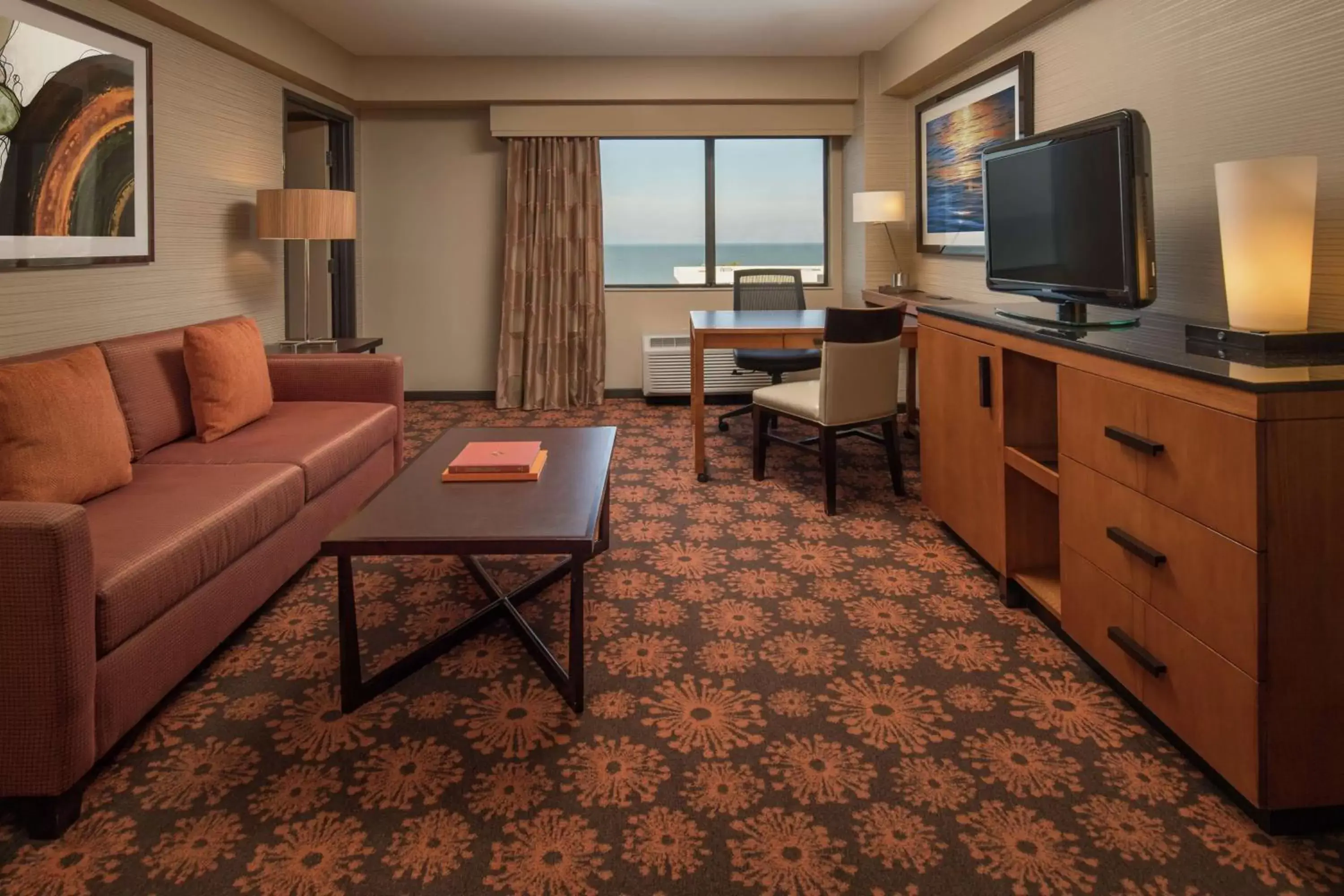 Bedroom, Seating Area in DoubleTree by Hilton San Francisco Airport