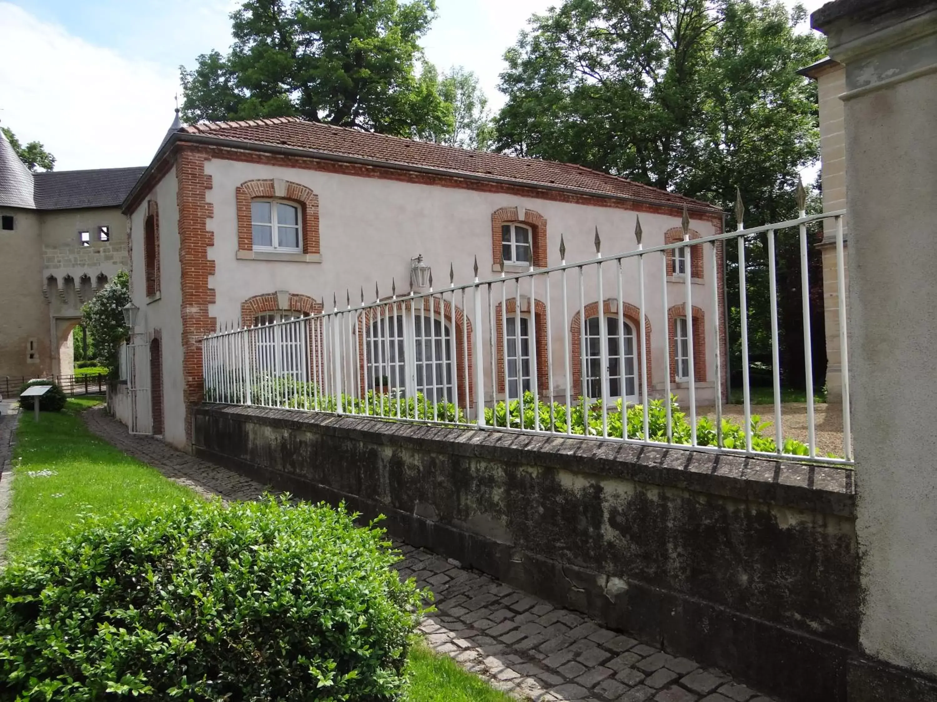 Property Building in Château Mesny