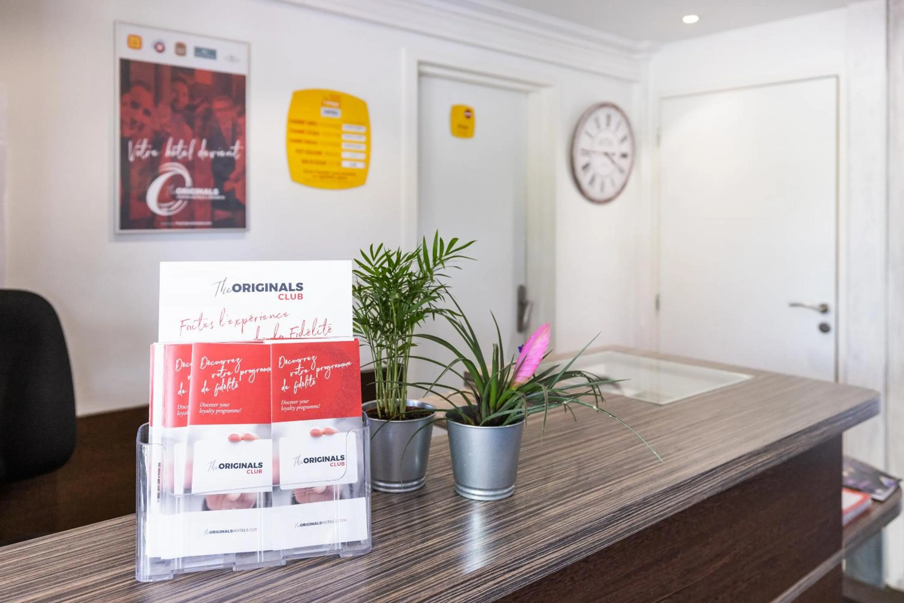 Lobby or reception in The Originals Access, Hôtel Bordeaux Lac