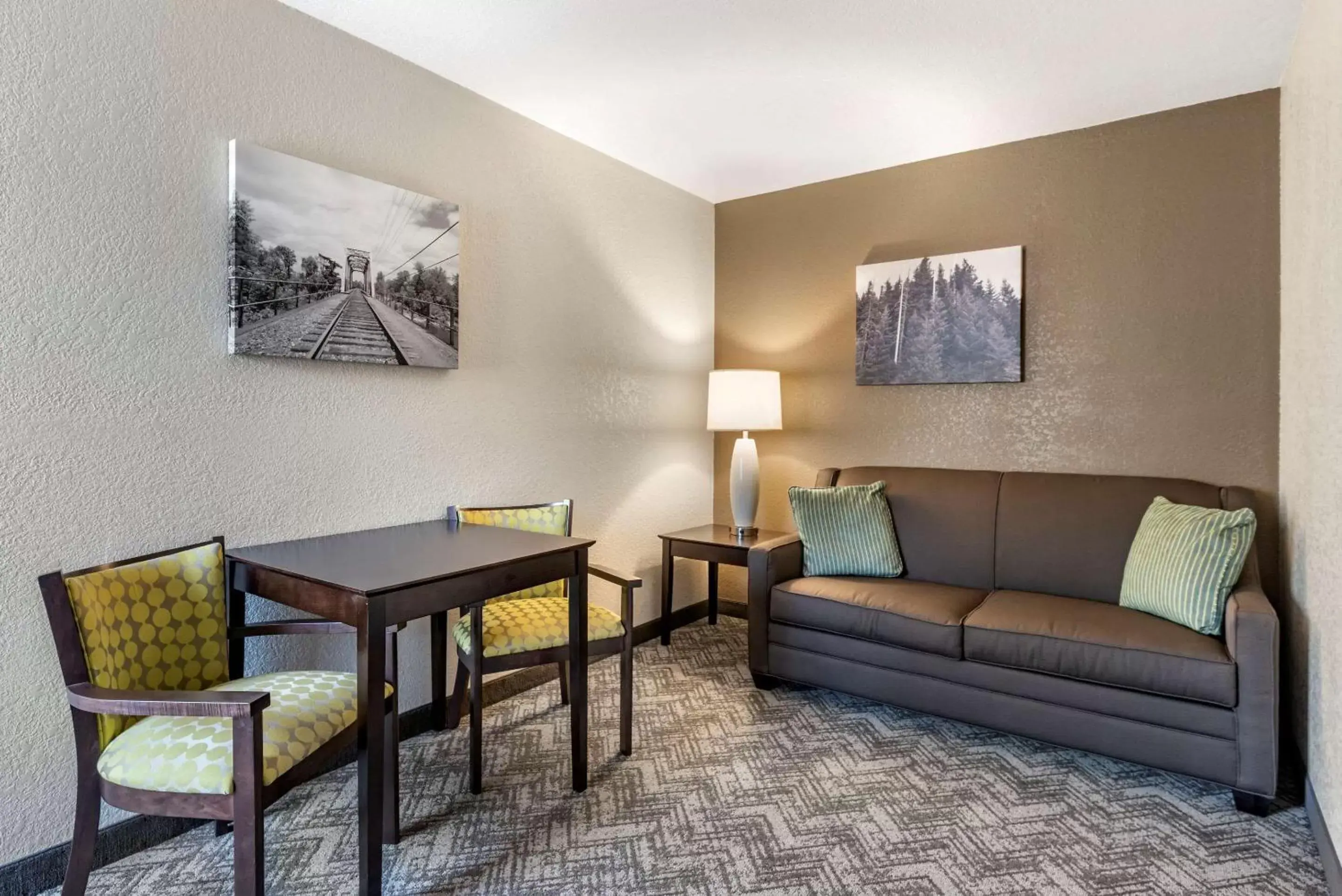 Photo of the whole room, Seating Area in Comfort Inn & Suites Tualatin - Lake Oswego South