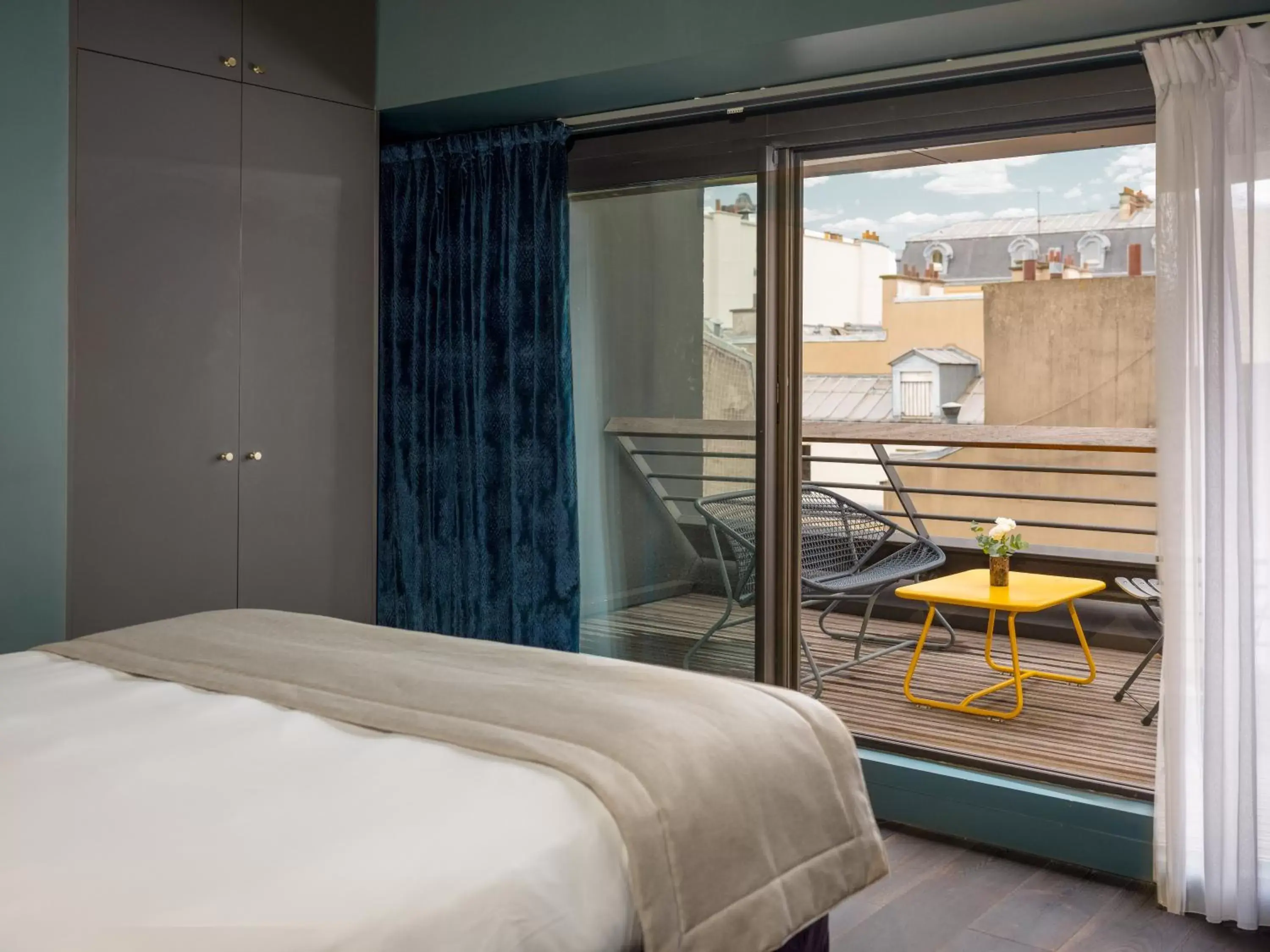 View (from property/room), Bed in Le Rayz Vendome