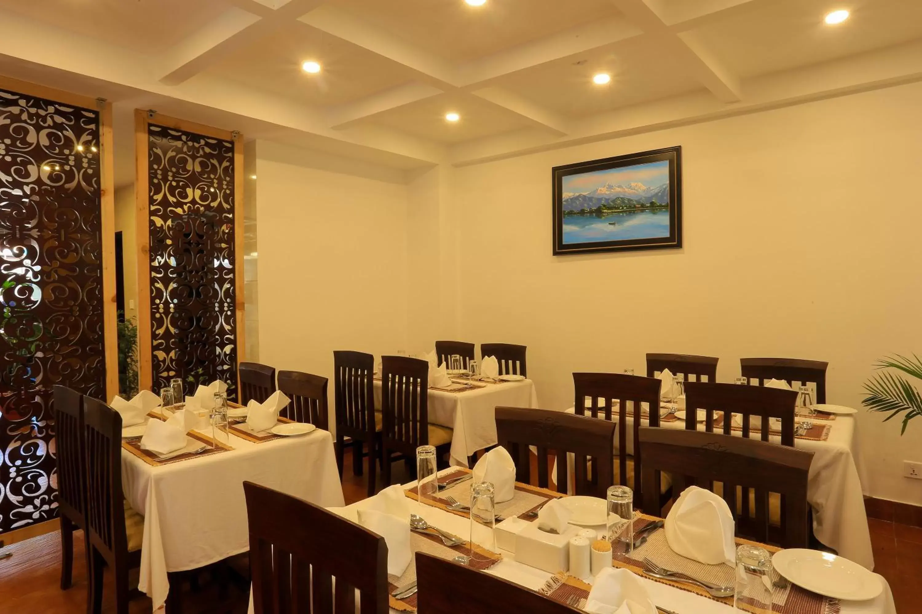 Restaurant/Places to Eat in Hotel Jay Suites