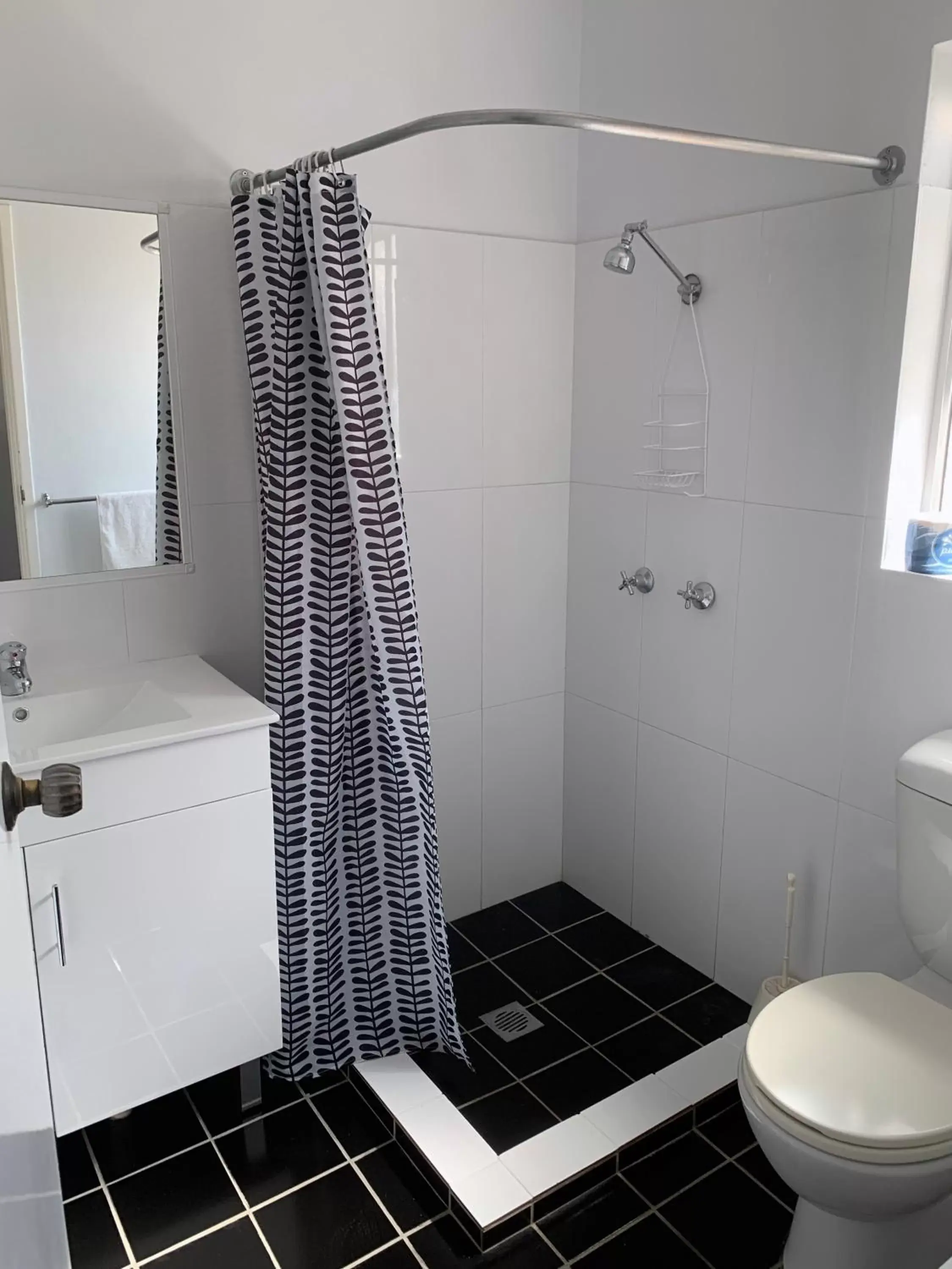 Shower, Bathroom in Baths Motel Moree