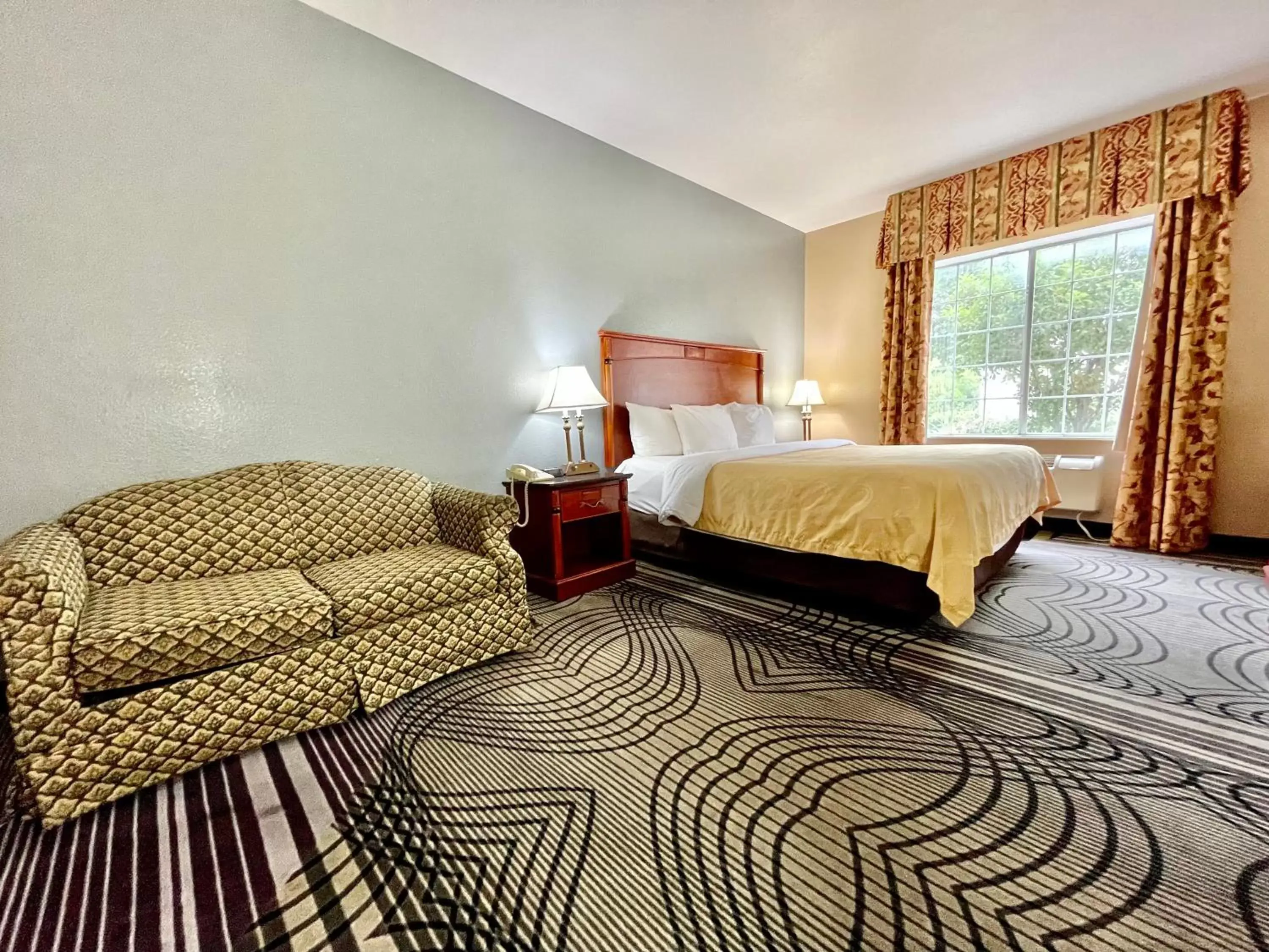 Bed in FairBridge Inn & Suites Cleburne