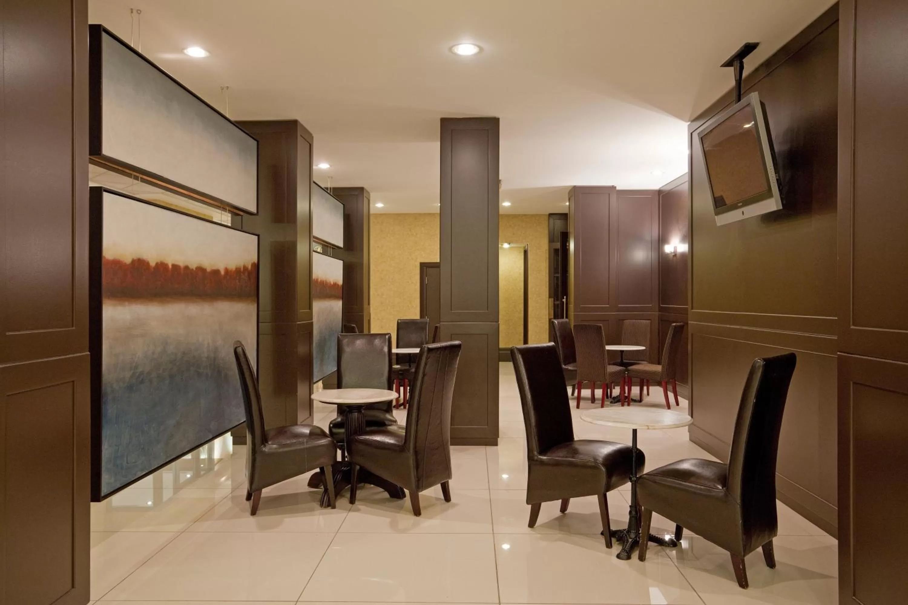 Lobby or reception in Armon Plaza Montreal Airpt, Trademark Collection by Wyndham