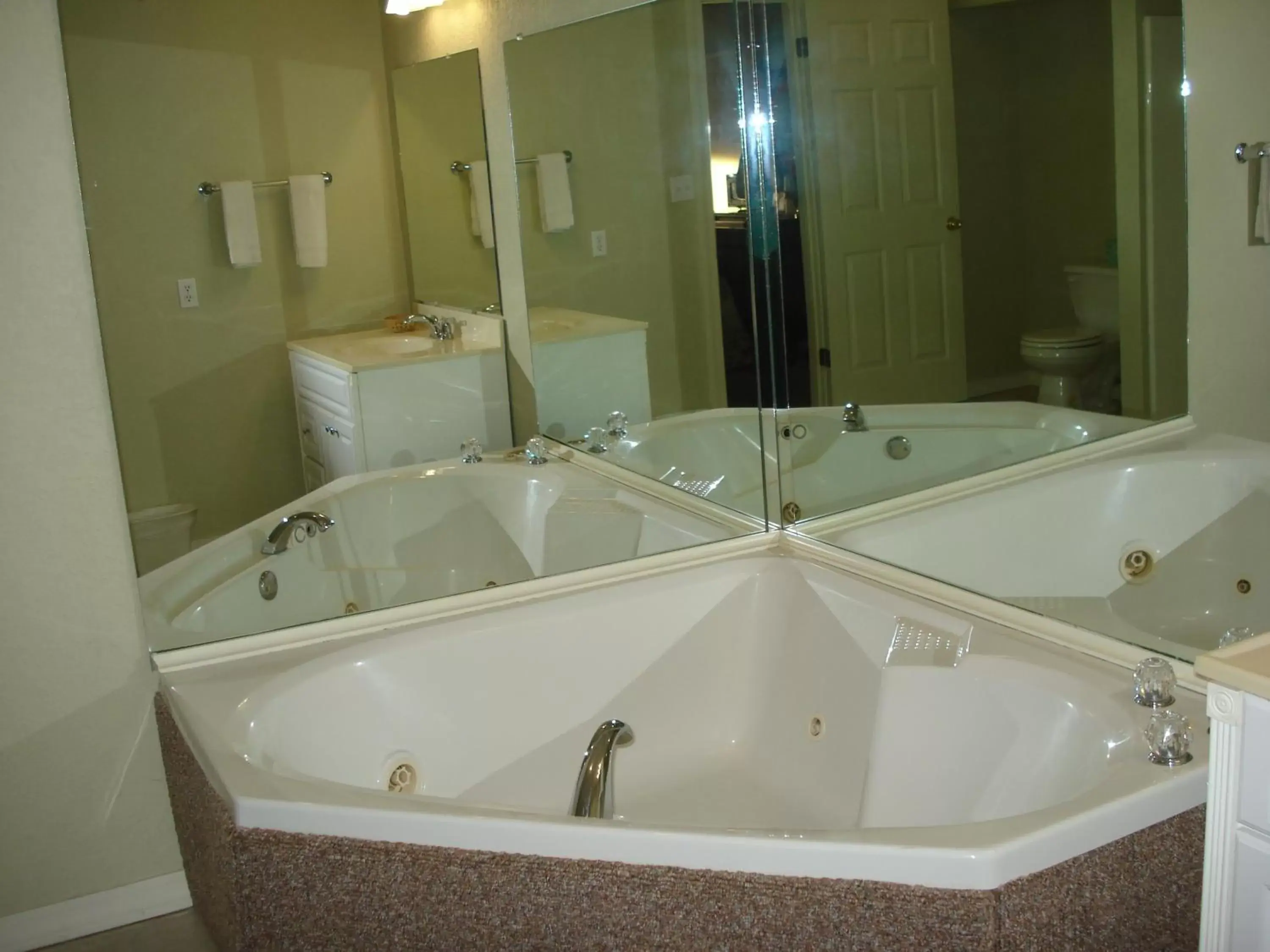 Hot Tub, Bathroom in Western Plaza Inn