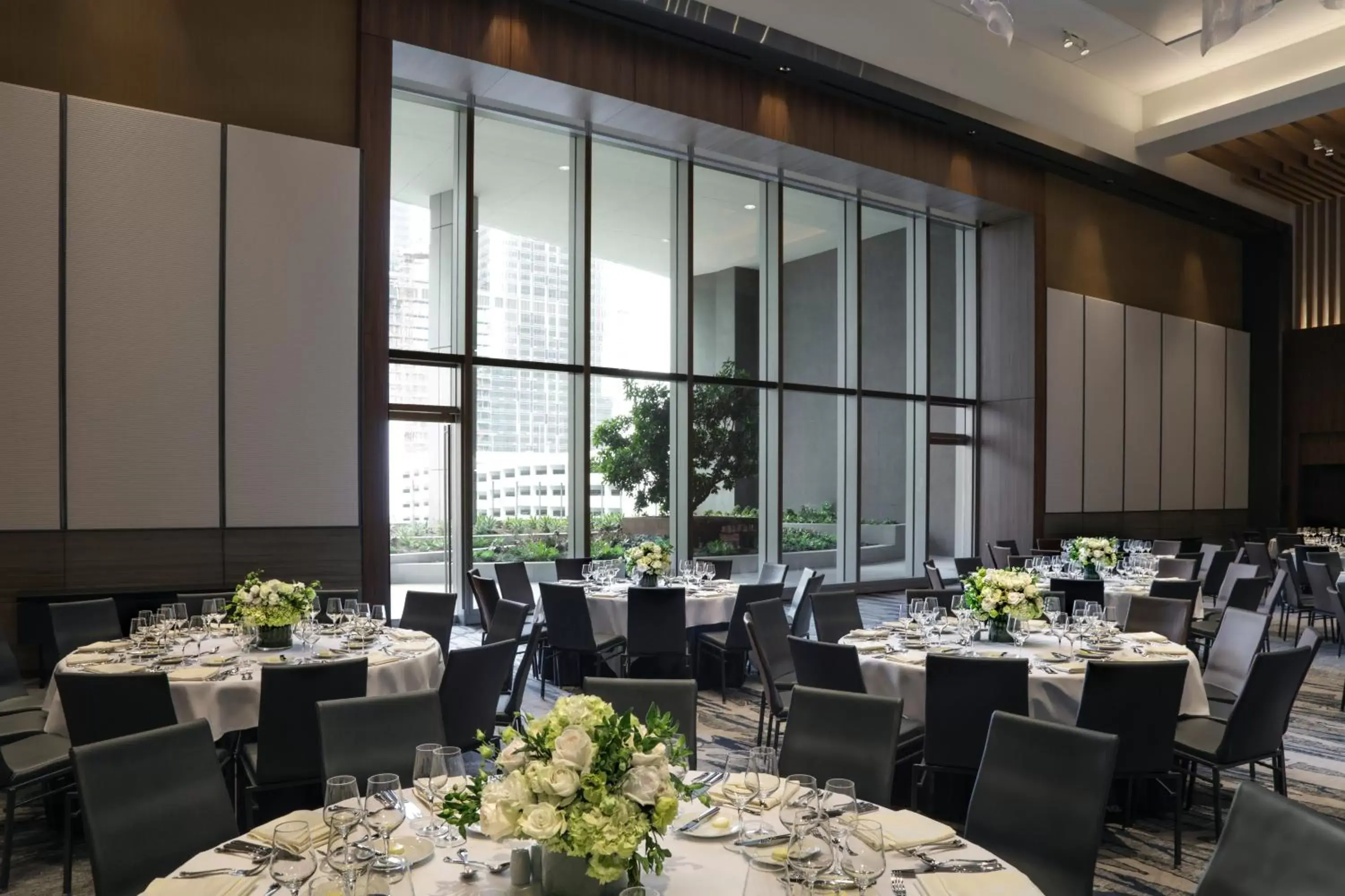 Meeting/conference room, Restaurant/Places to Eat in InterContinental - Los Angeles Downtown, an IHG Hotel